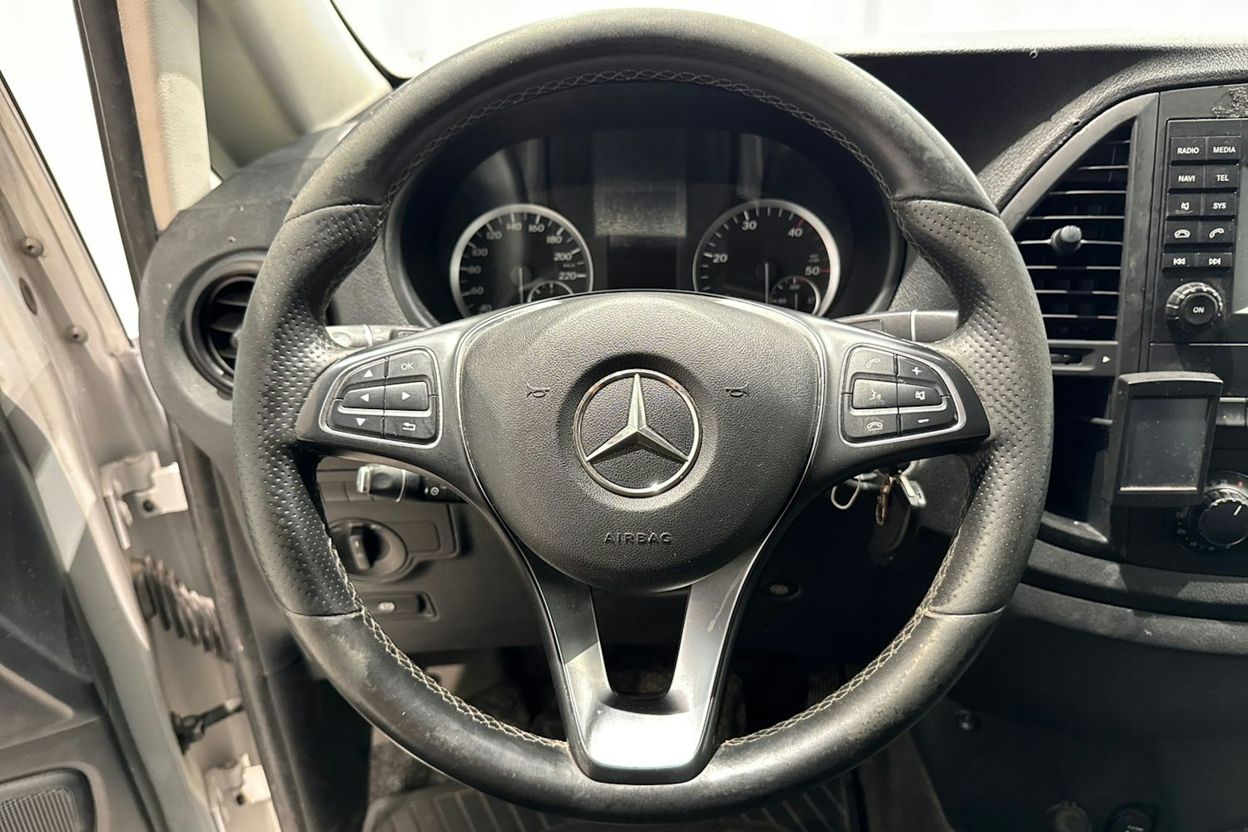 valkoinen Mercedes-Benz Vito 2019 kuva 17.