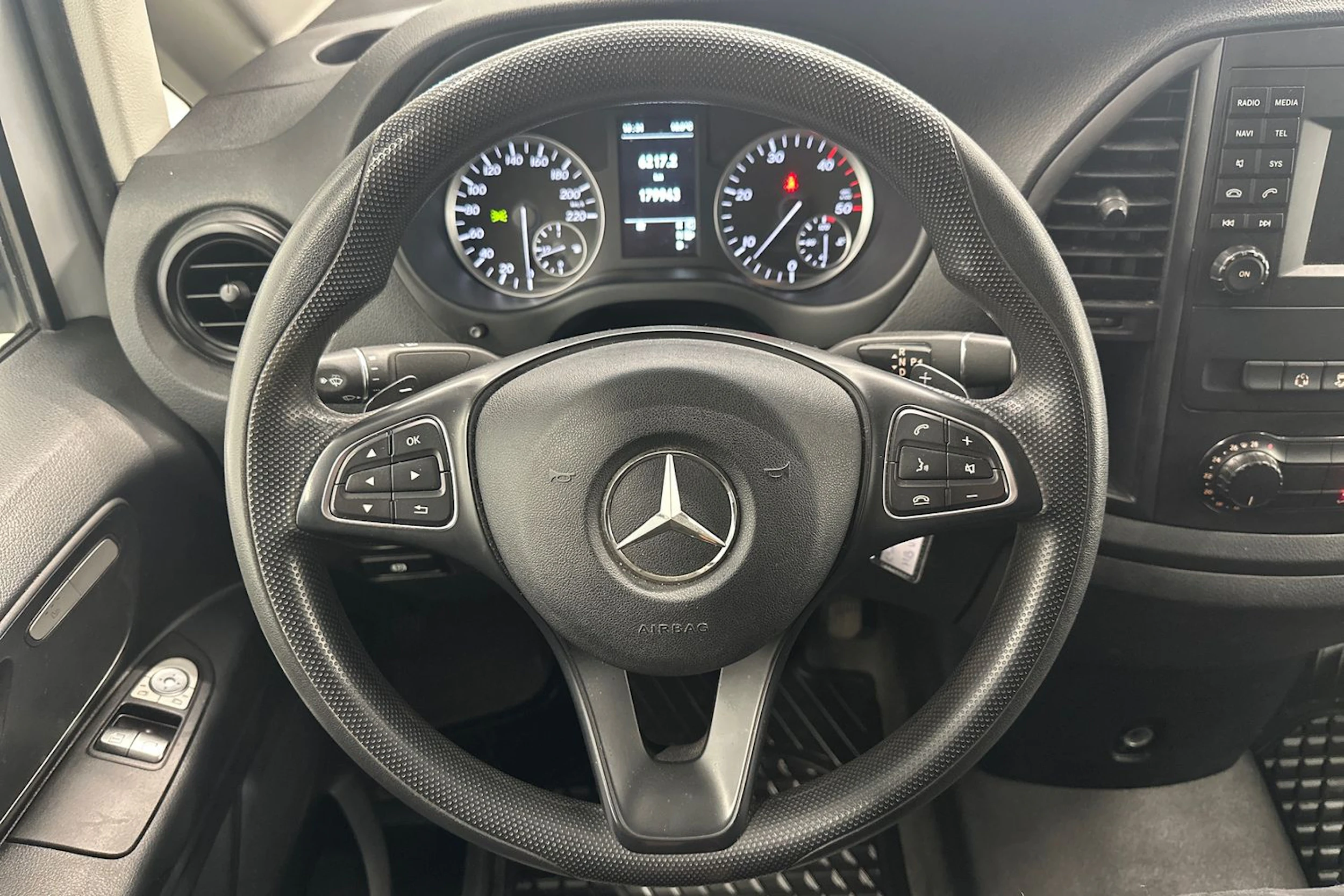 valkoinen Mercedes-Benz Vito 2019 kuva 10.