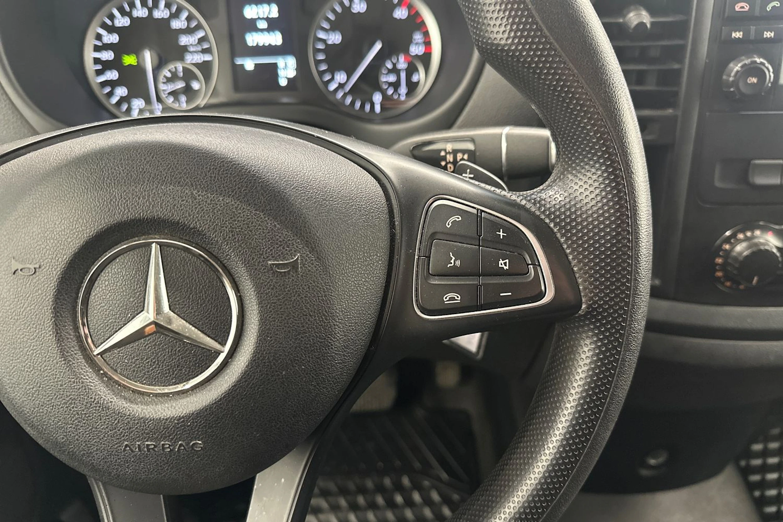 valkoinen Mercedes-Benz Vito 2019 kuva 13.