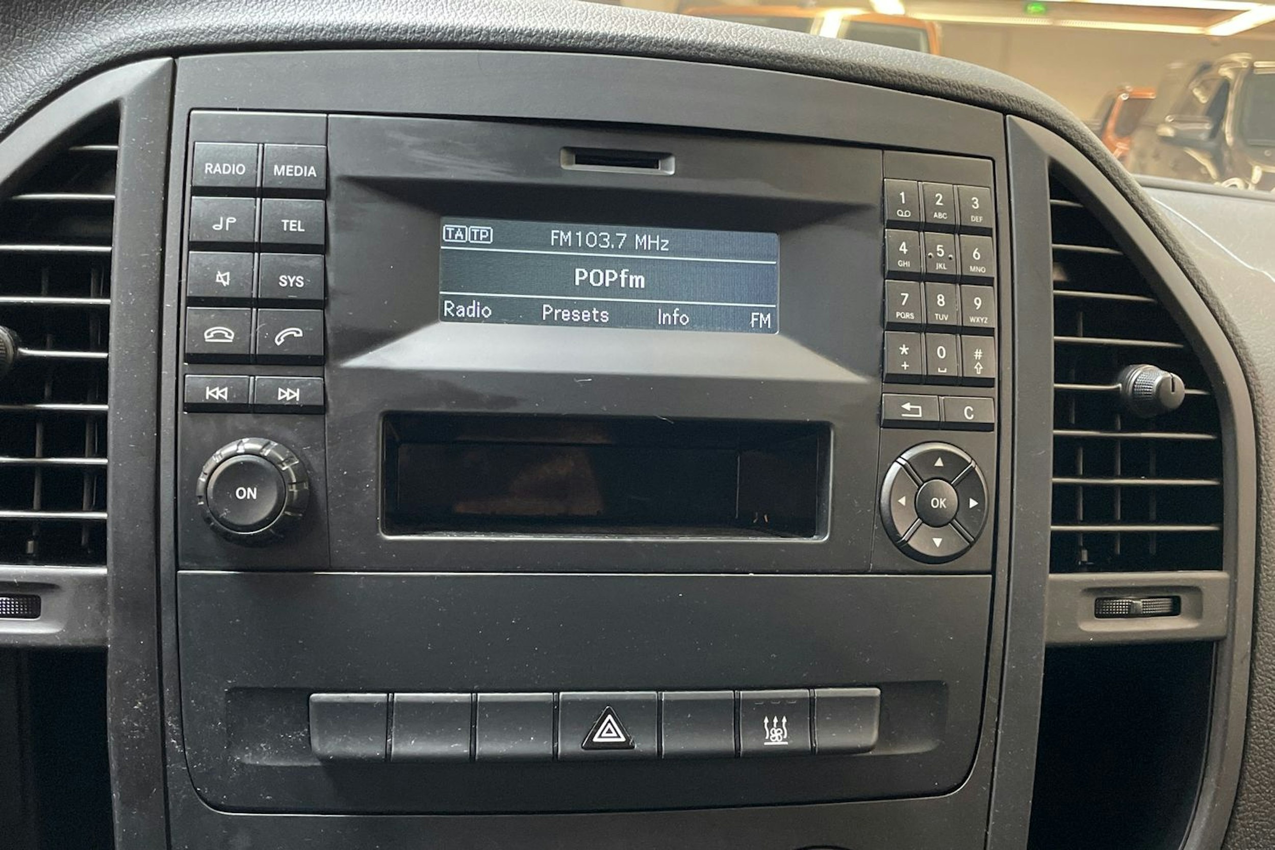 valkoinen Mercedes-Benz Vito 2019 kuva 18.