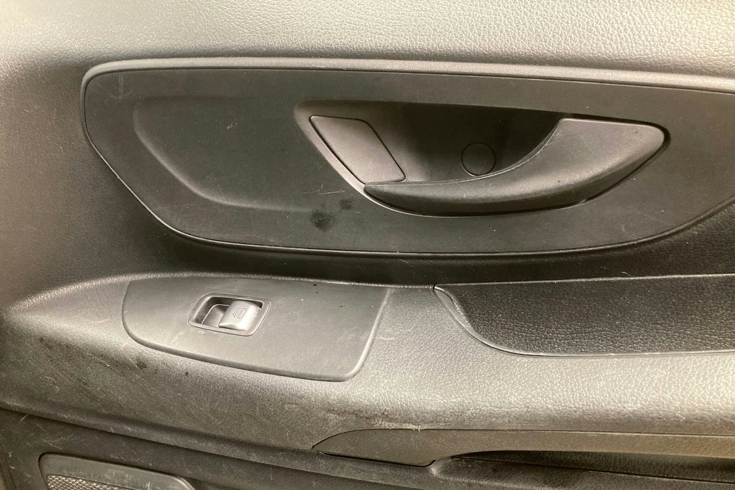 valkoinen Mercedes-Benz Vito 2019 kuva 23.