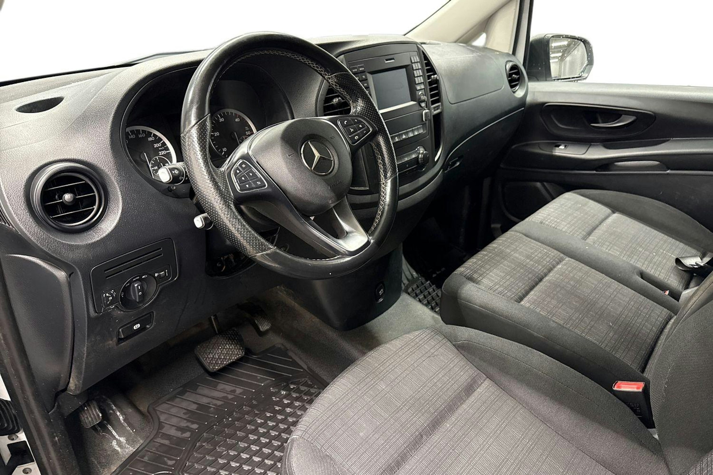 valkoinen Mercedes-Benz Vito 2019 kuva 8.