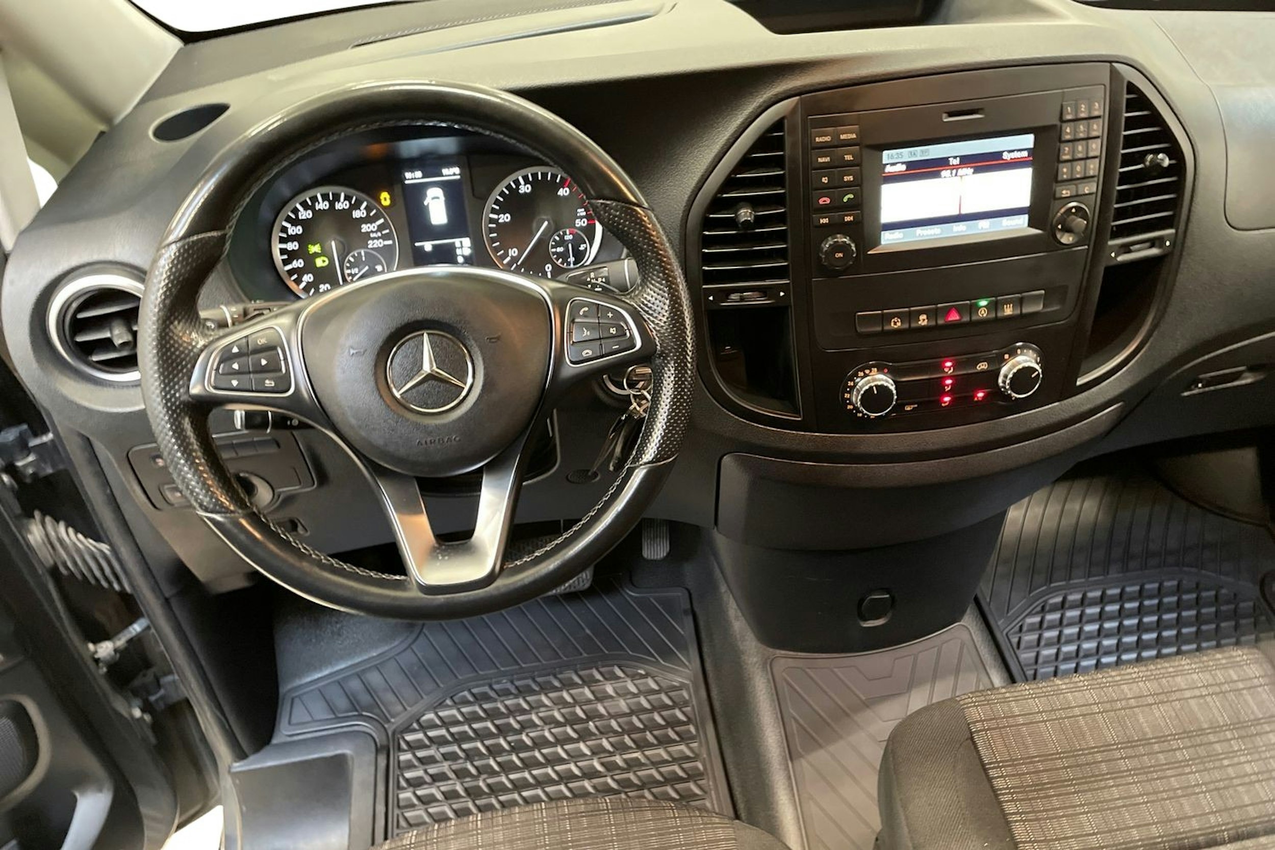 harmaa Mercedes-Benz Vito 2019 kuva 9.