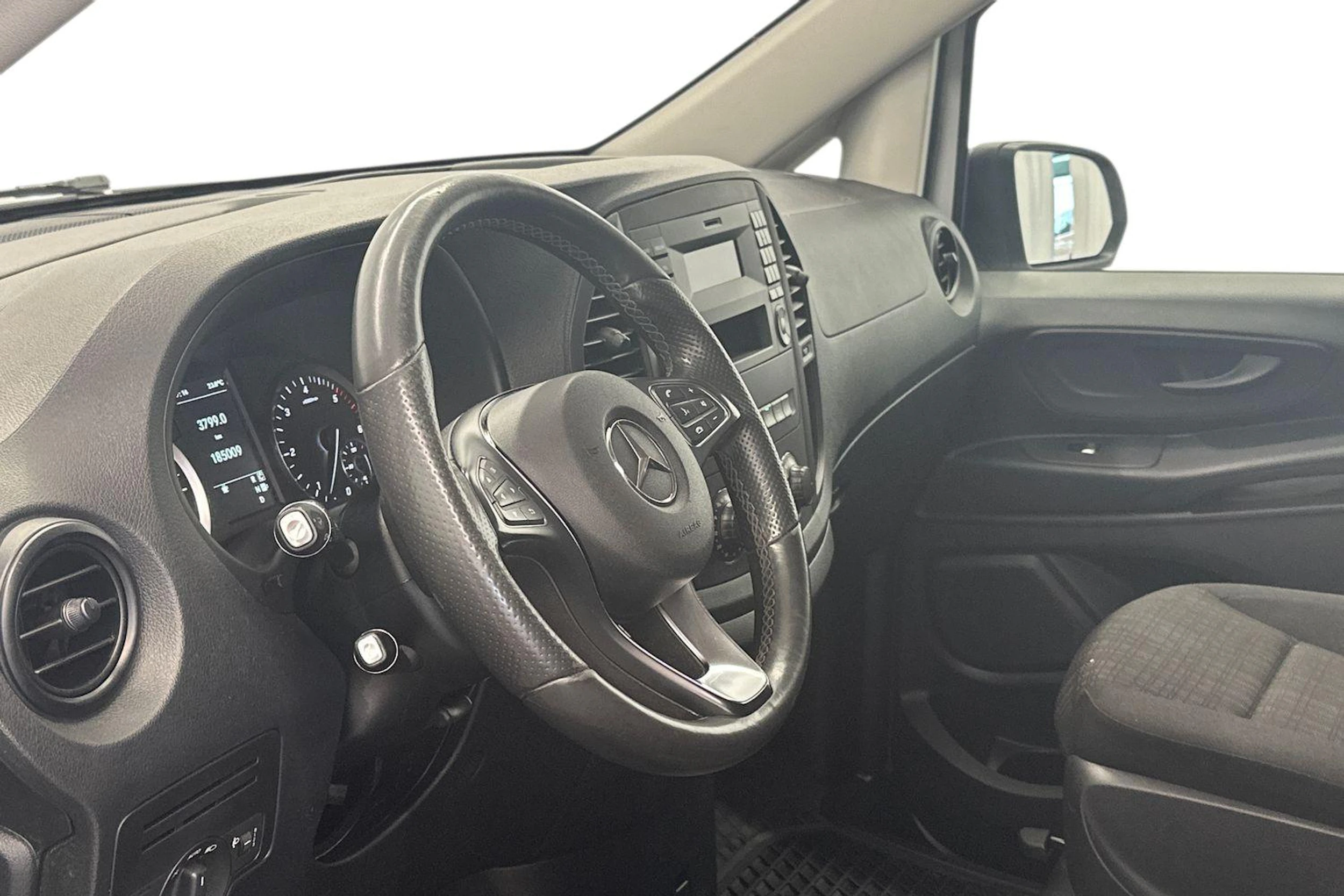 valkoinen Mercedes-Benz Vito 2019 kuva 6.