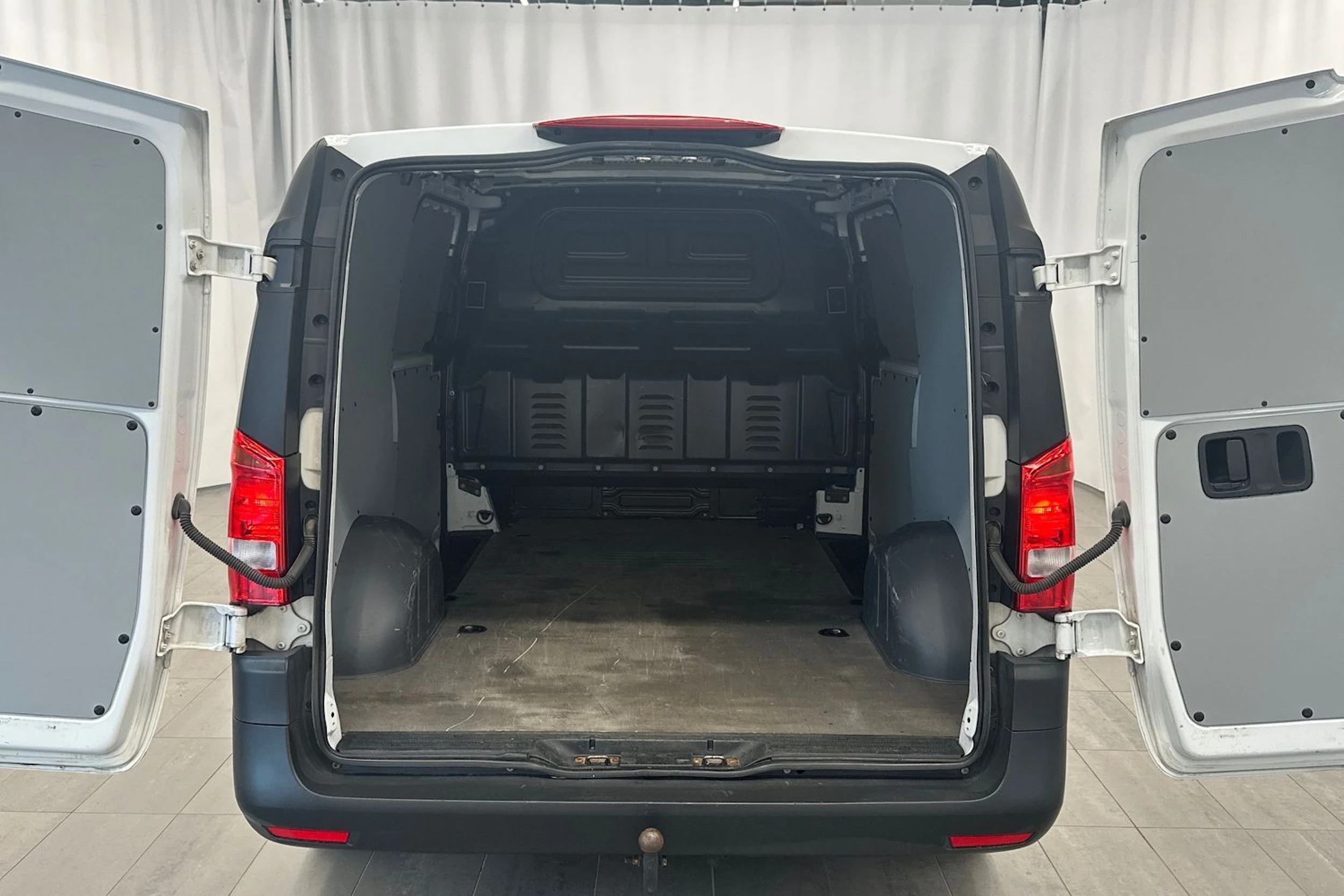 valkoinen Mercedes-Benz Vito 2019 kuva 10.