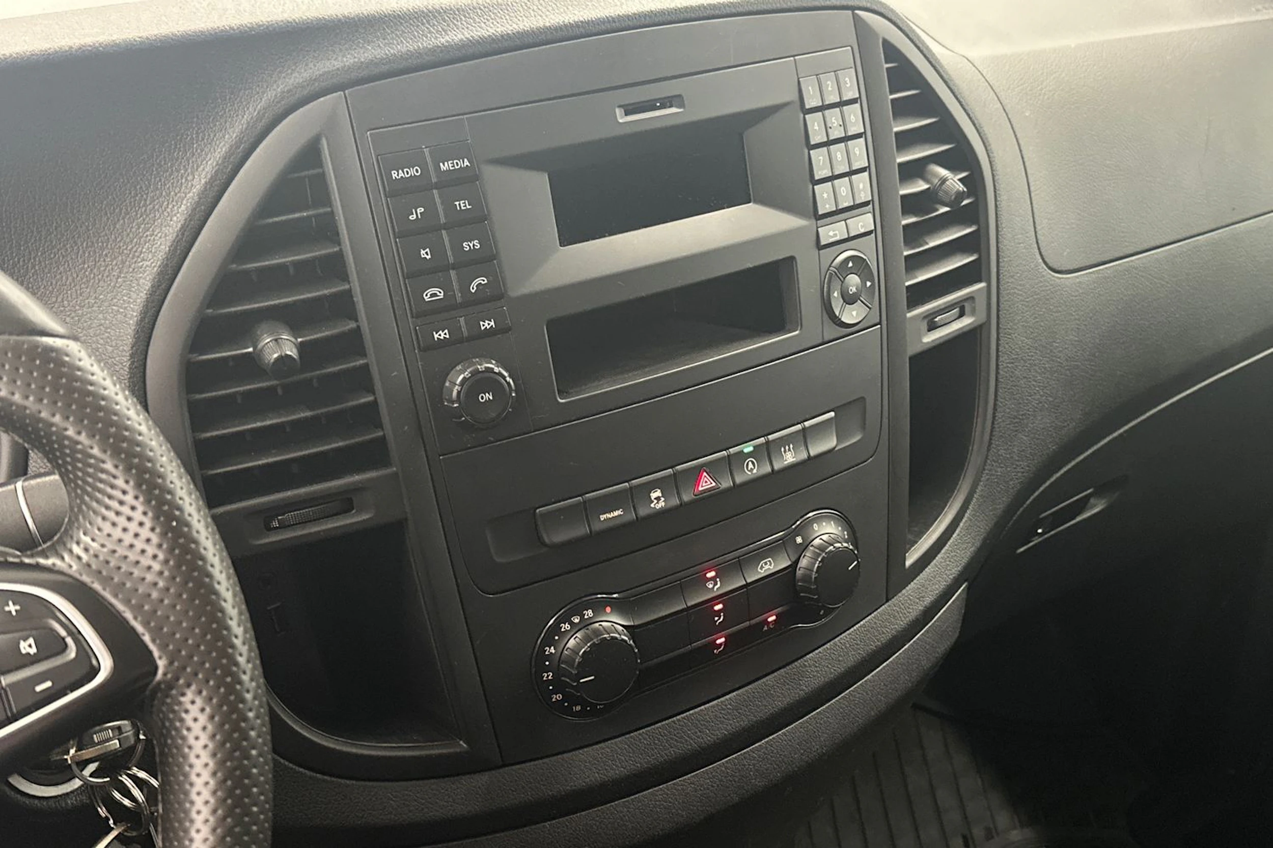 valkoinen Mercedes-Benz Vito 2019 kuva 13.