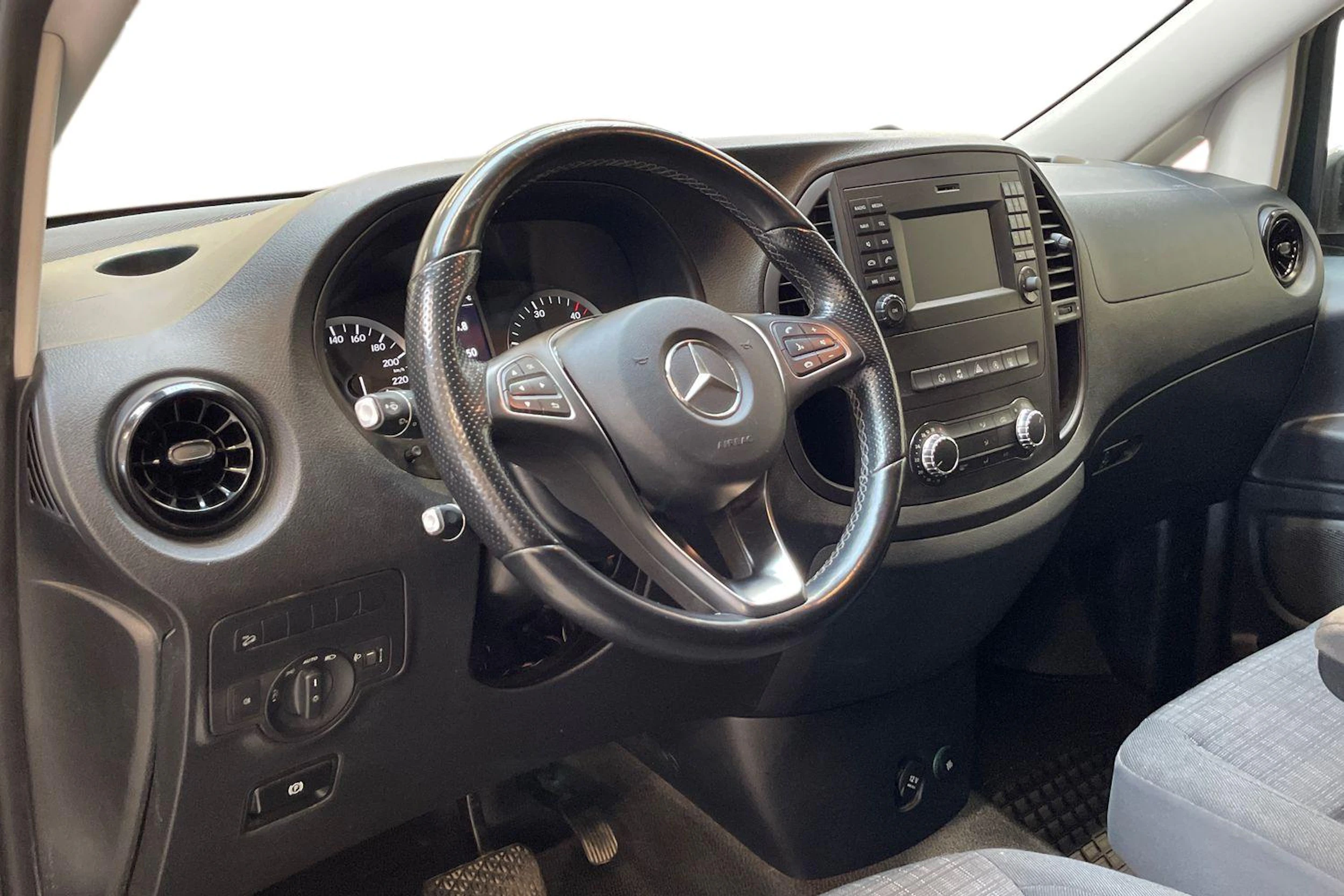 vihreä Mercedes-Benz Vito 2019 kuva 9.