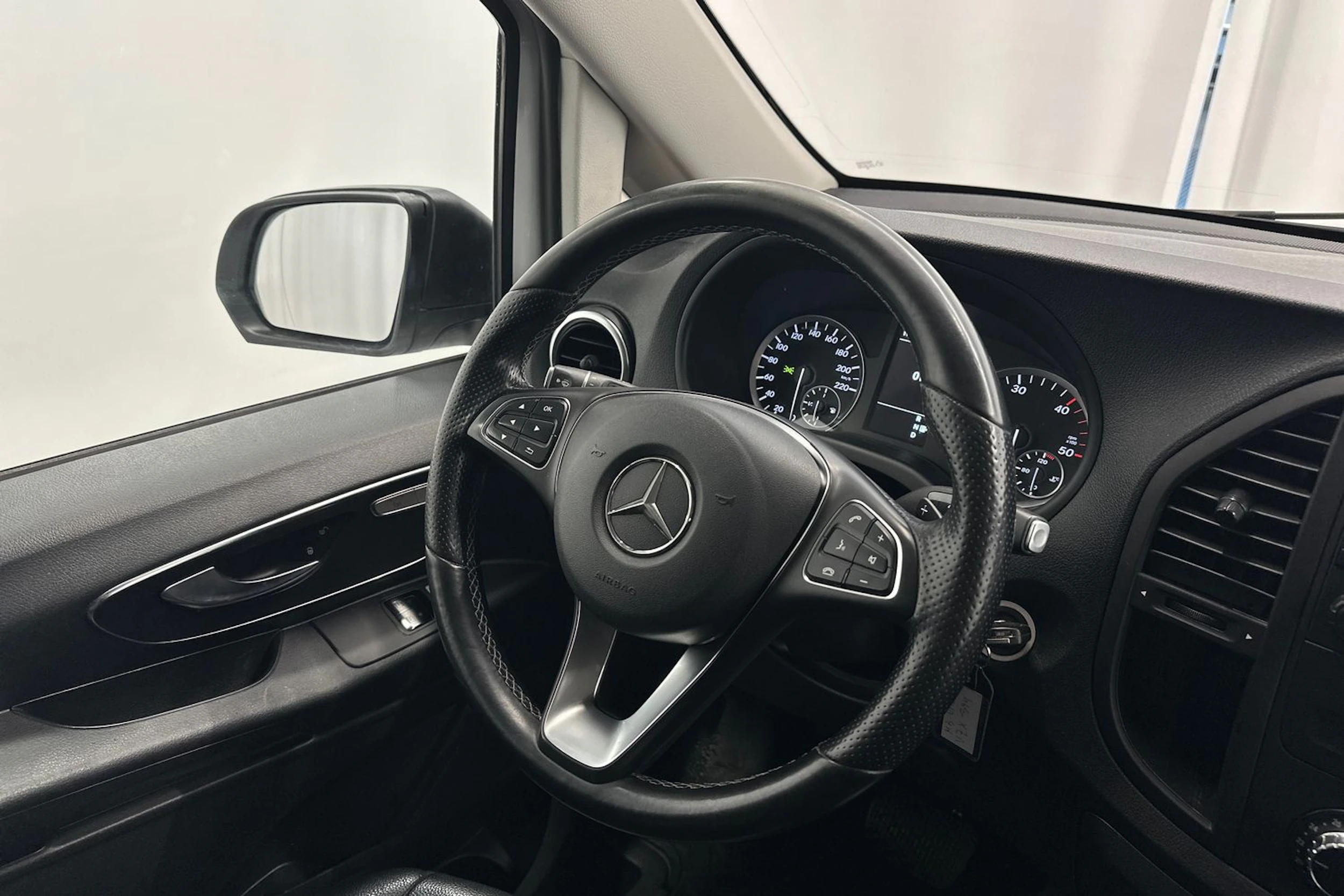 valkoinen Mercedes-Benz Vito 2019 kuva 10.
