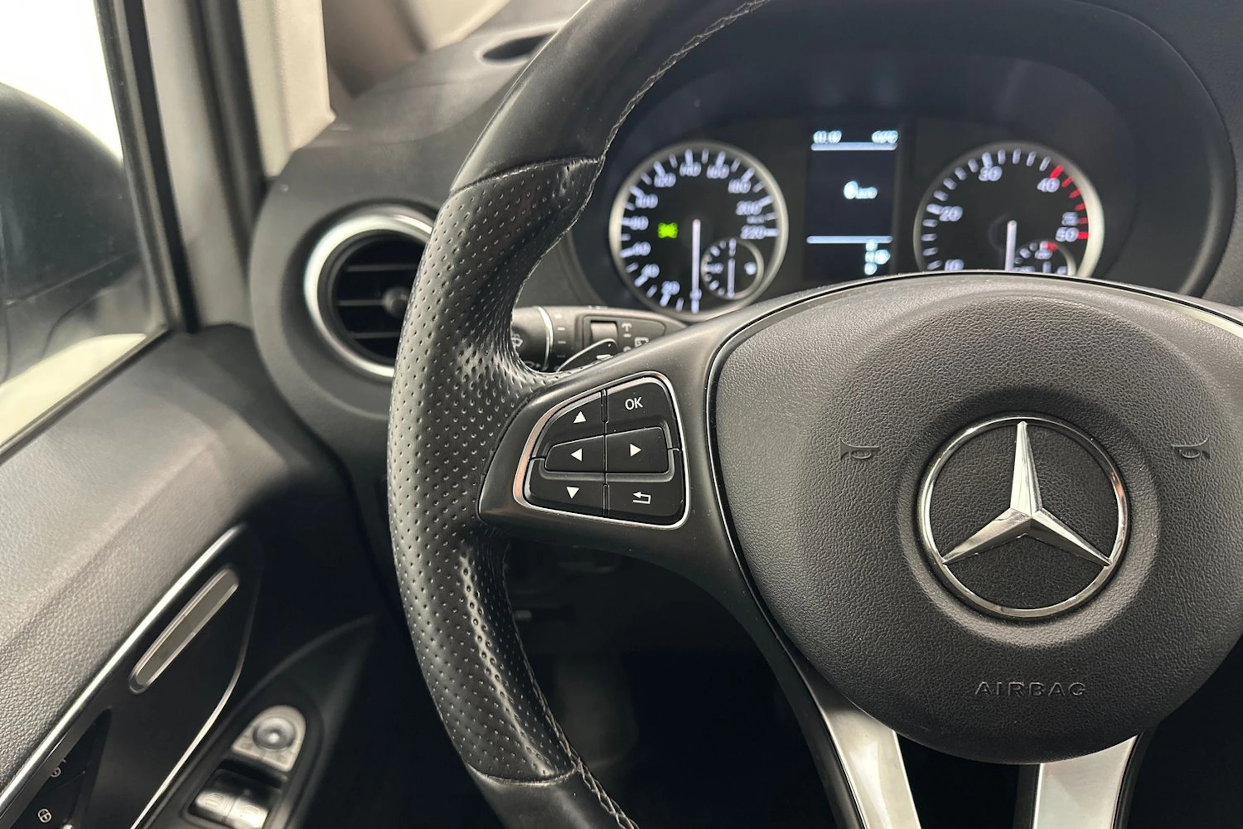 valkoinen Mercedes-Benz Vito 2019 kuva 11.