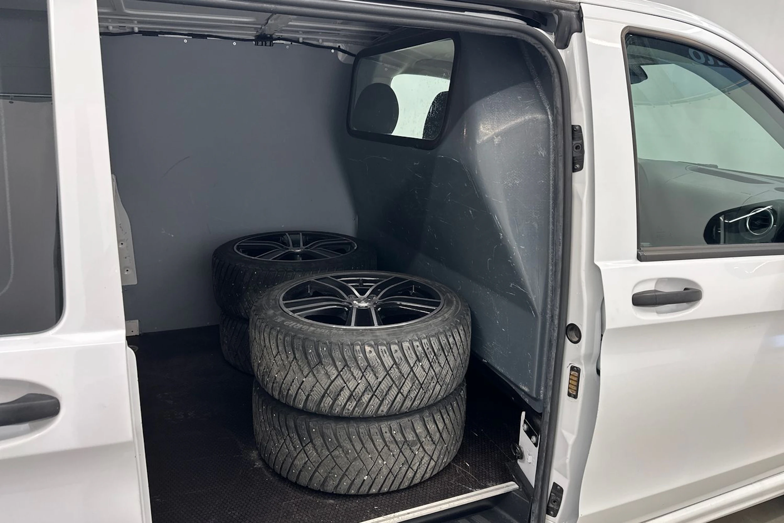 valkoinen Mercedes-Benz Vito 2019 kuva 28.
