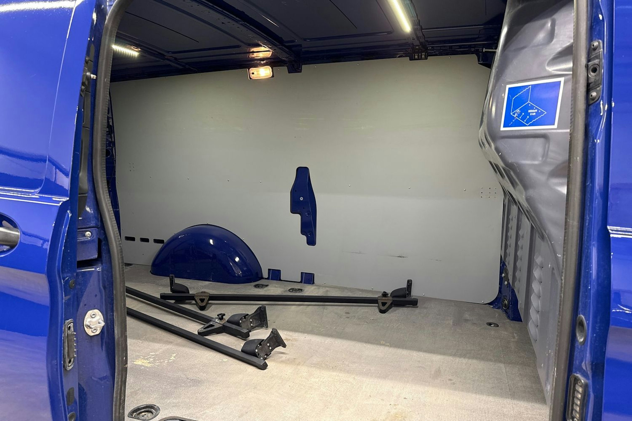 sininen Mercedes-Benz Vito 2020 kuva 21.