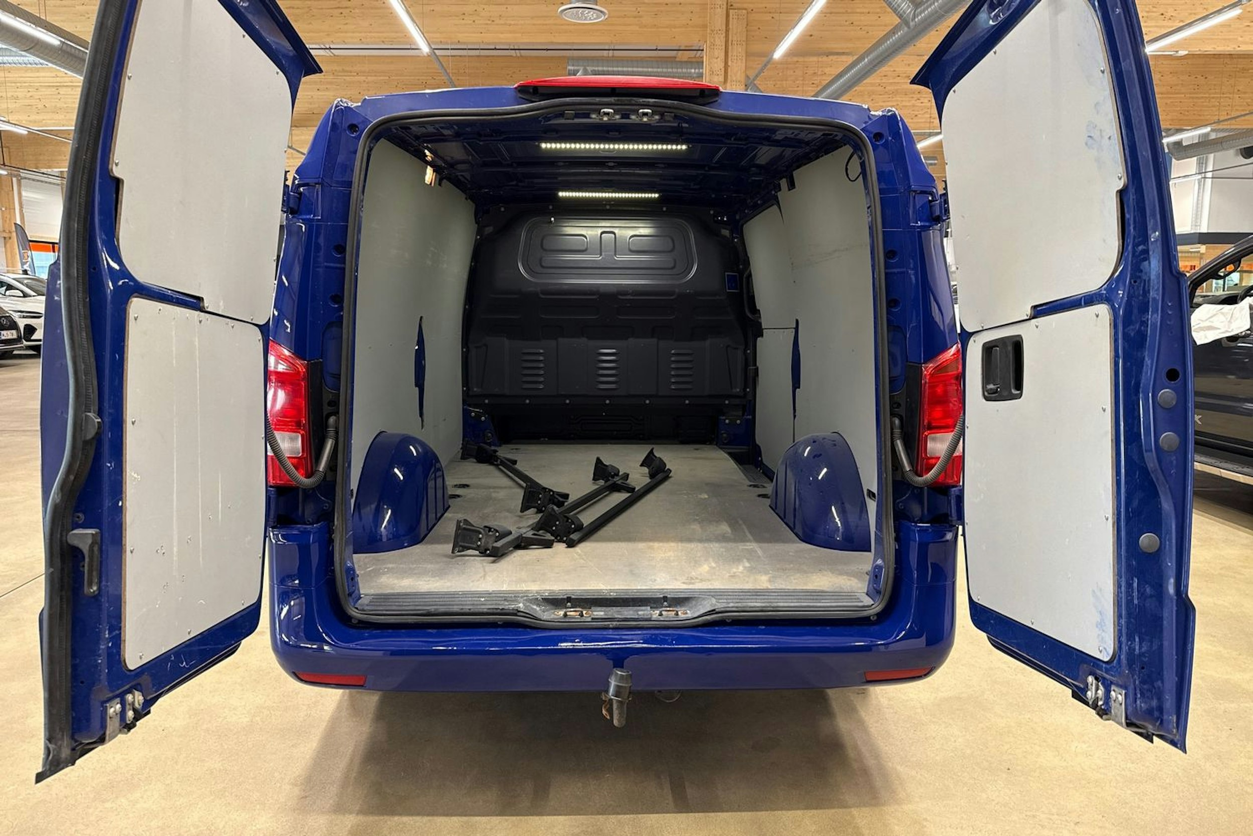 sininen Mercedes-Benz Vito 2020 kuva 22.