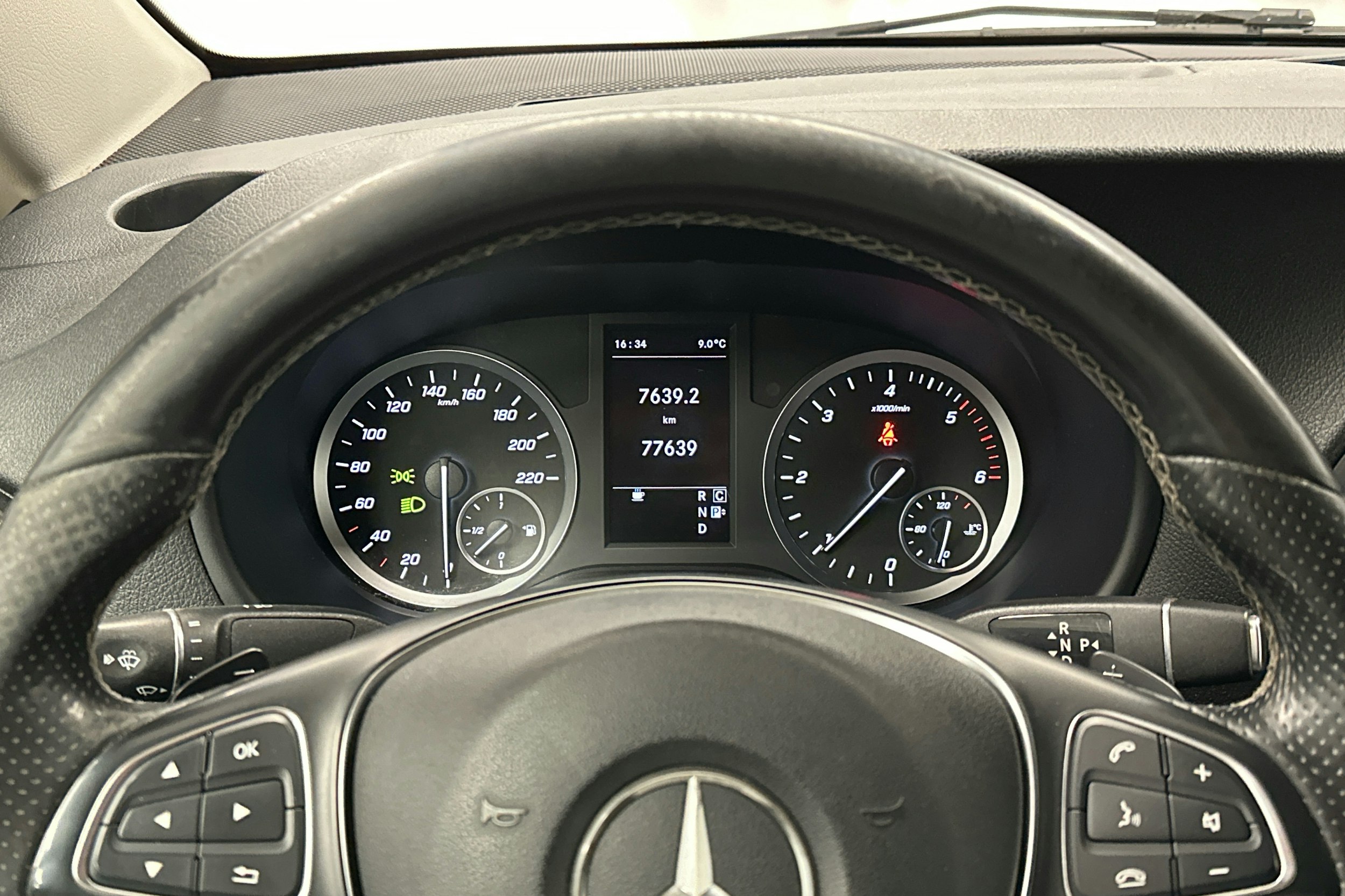valkoinen Mercedes-Benz Vito 2020 kuva 11.