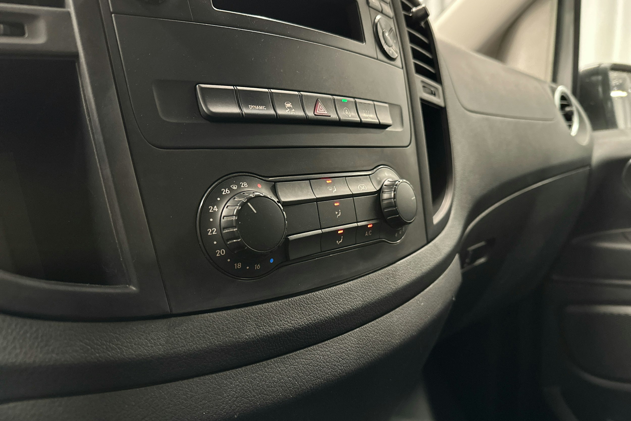 valkoinen Mercedes-Benz Vito 2020 kuva 13.