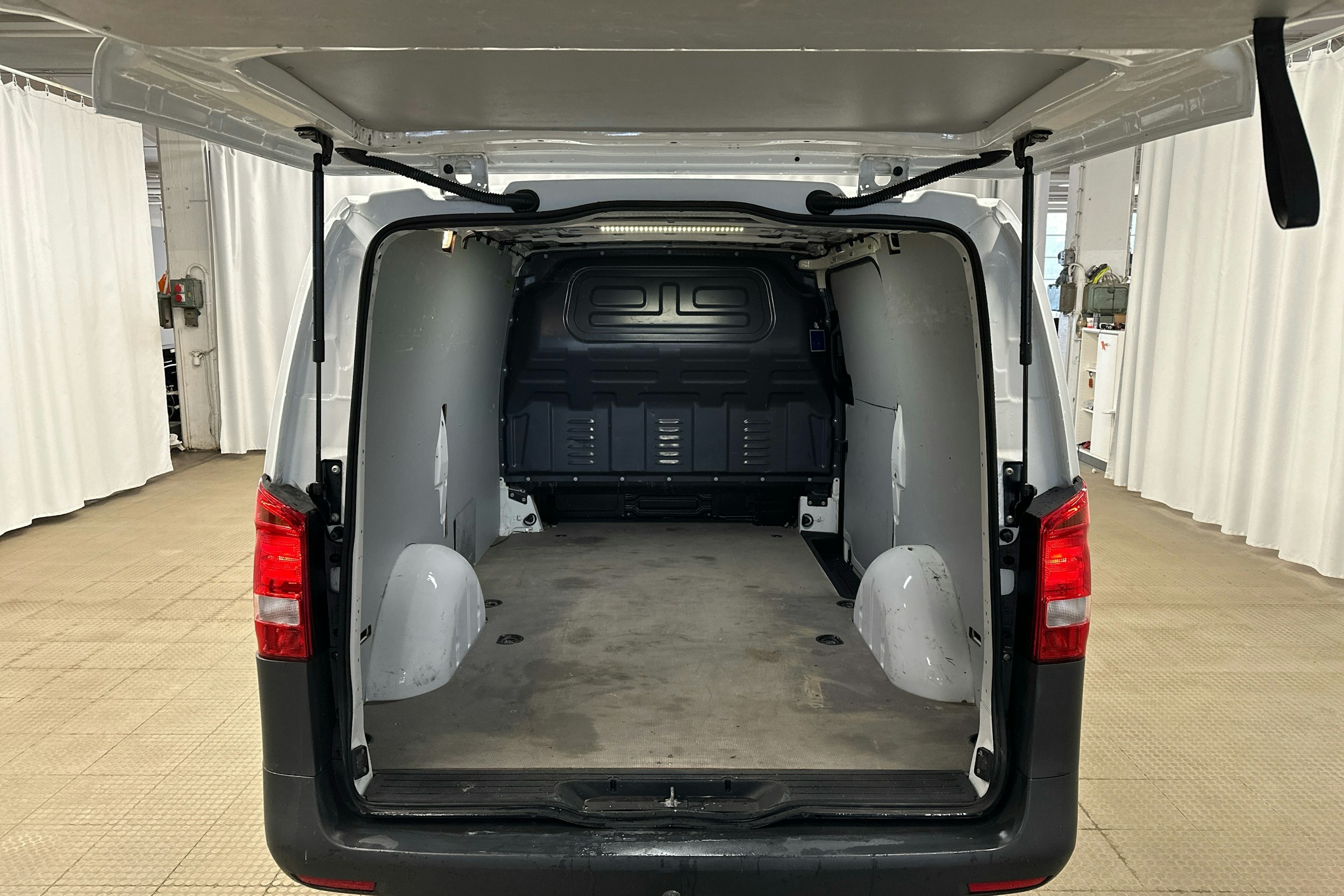valkoinen Mercedes-Benz Vito 2020 kuva 16.