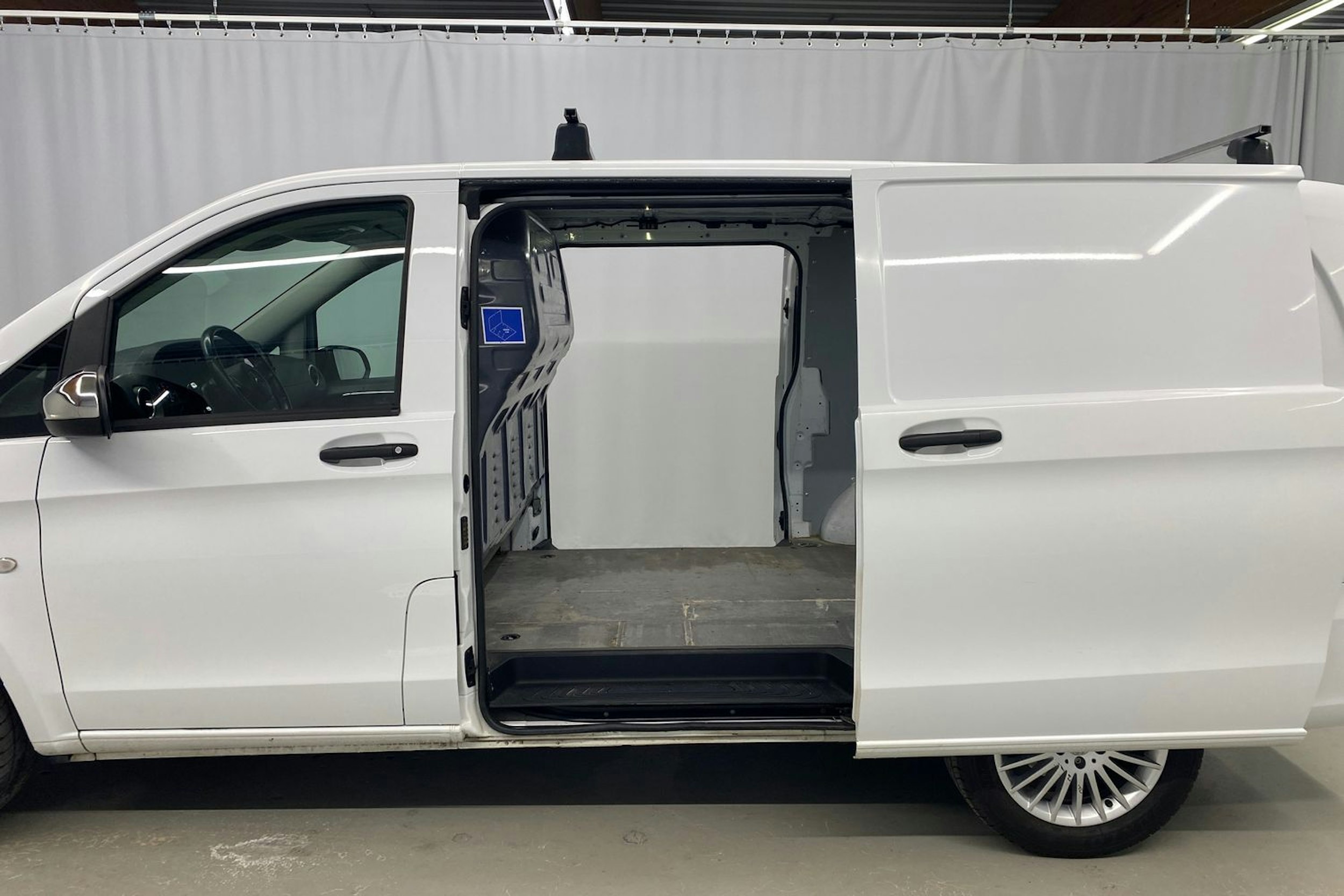 valkoinen Mercedes-Benz Vito 2020 kuva 24.