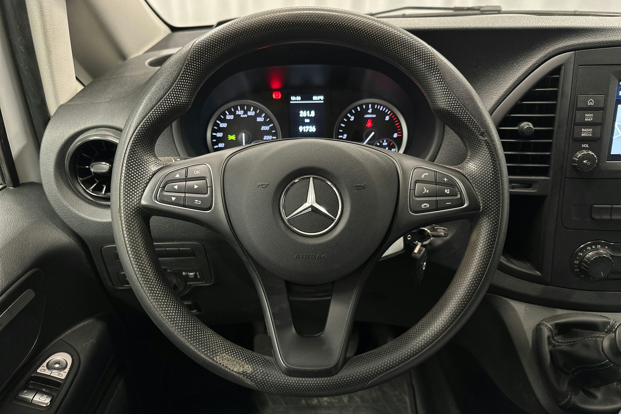 valkoinen Mercedes-Benz Vito 2020 kuva 15.