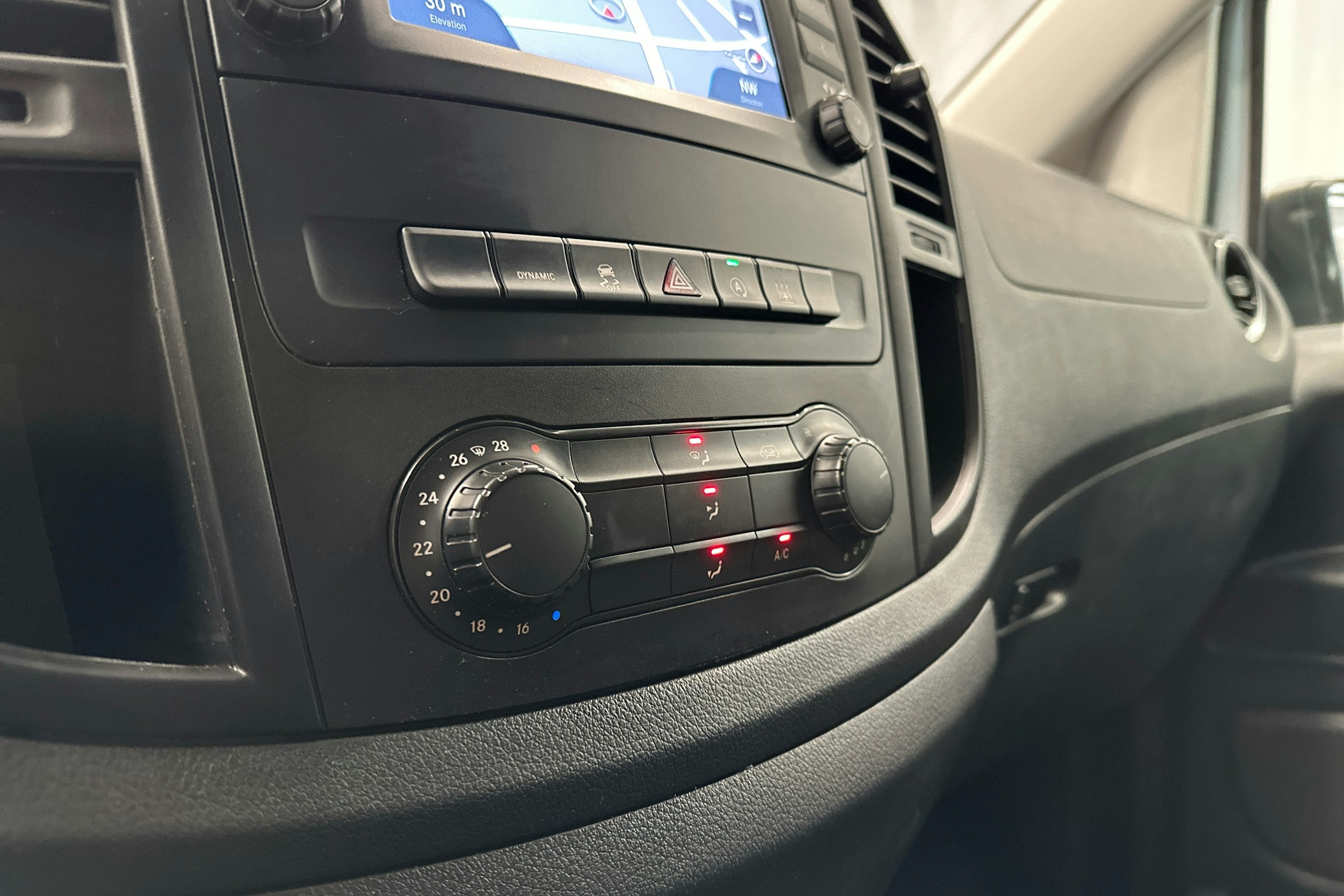 valkoinen Mercedes-Benz Vito 2020 kuva 16.