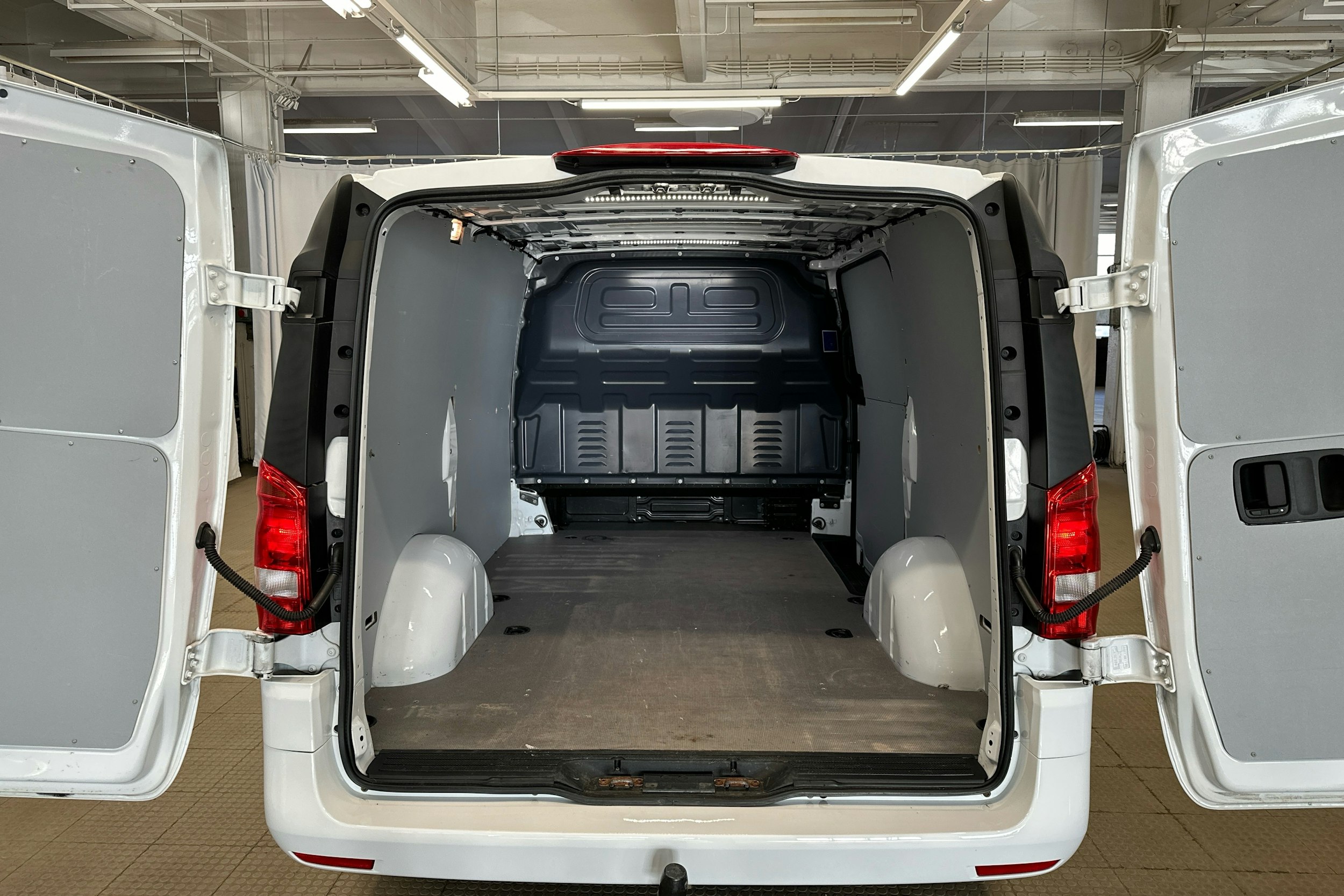 valkoinen Mercedes-Benz Vito 2020 kuva 19.