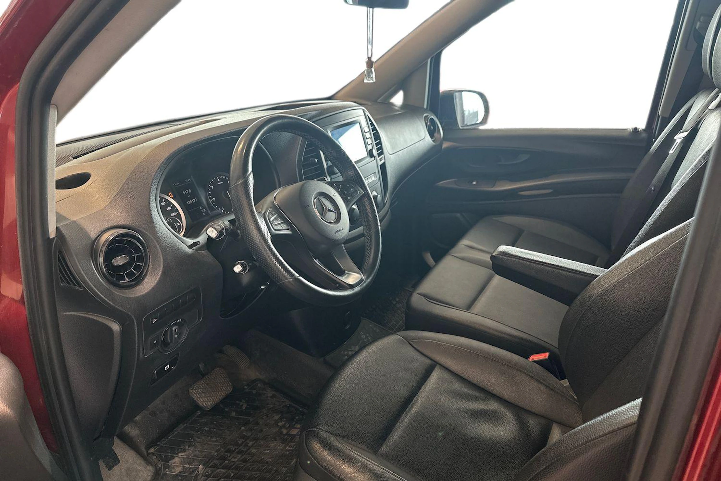 punainen Mercedes-Benz Vito 2020 kuva 3.