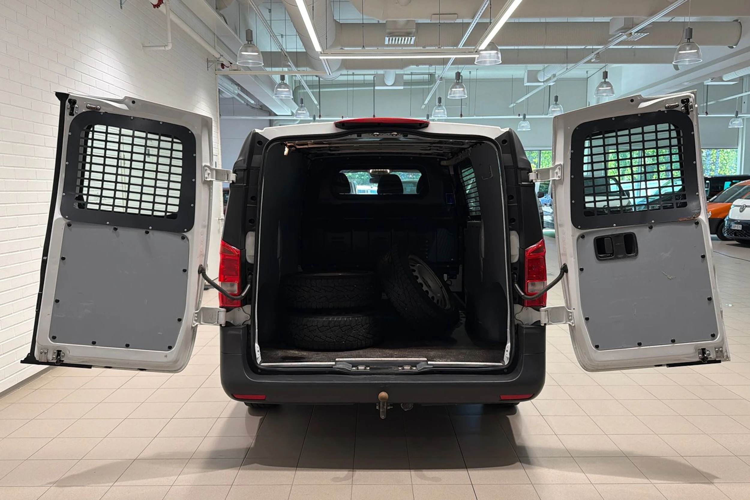 valkoinen Mercedes-Benz Vito 2020 kuva 28.