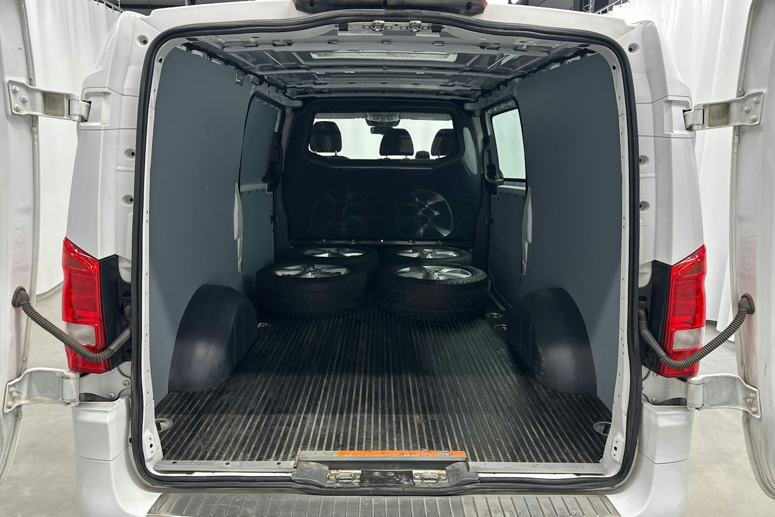 valkoinen Mercedes-Benz Vito 2020 kuva 12.