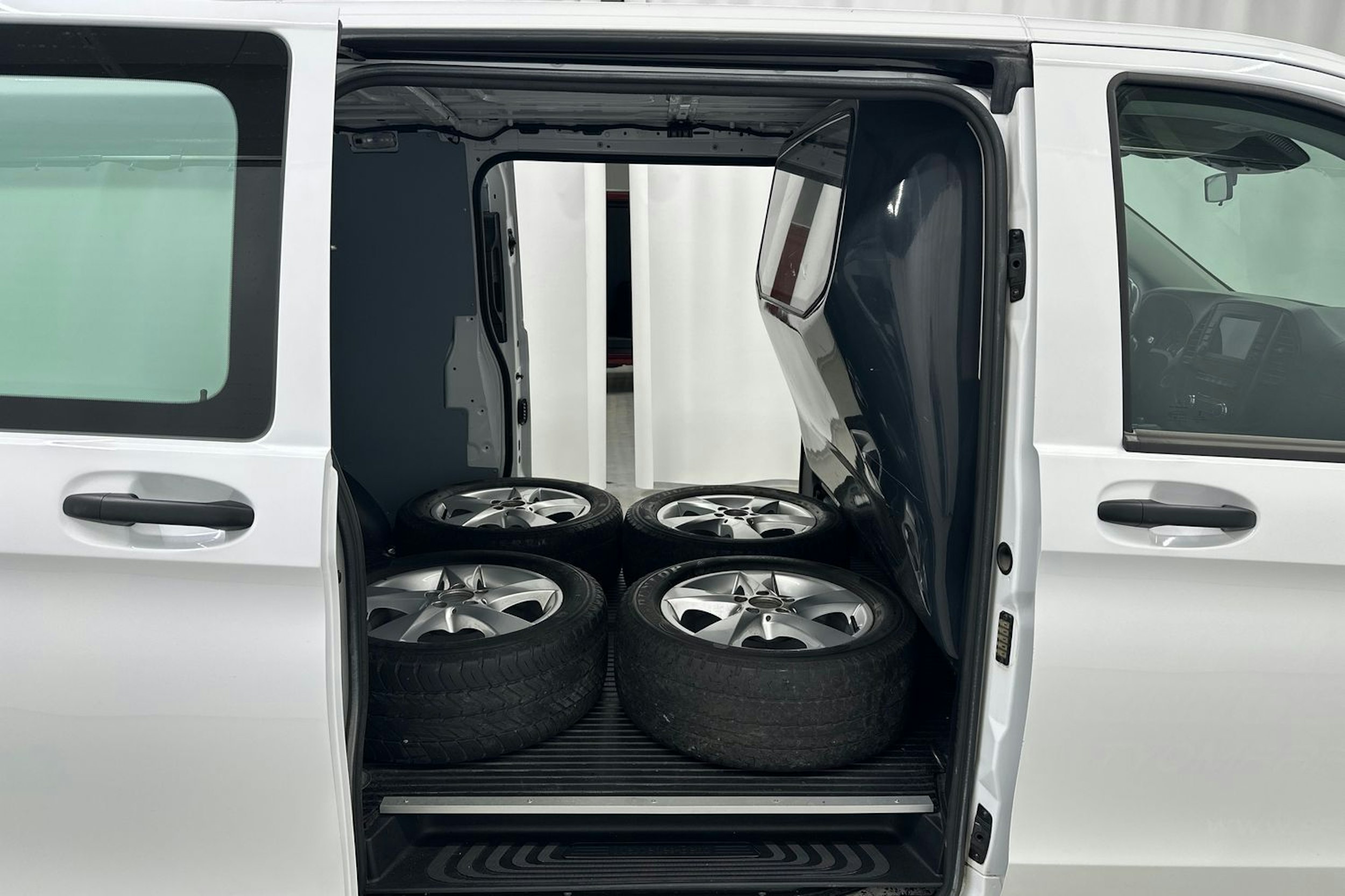 valkoinen Mercedes-Benz Vito 2020 kuva 14.