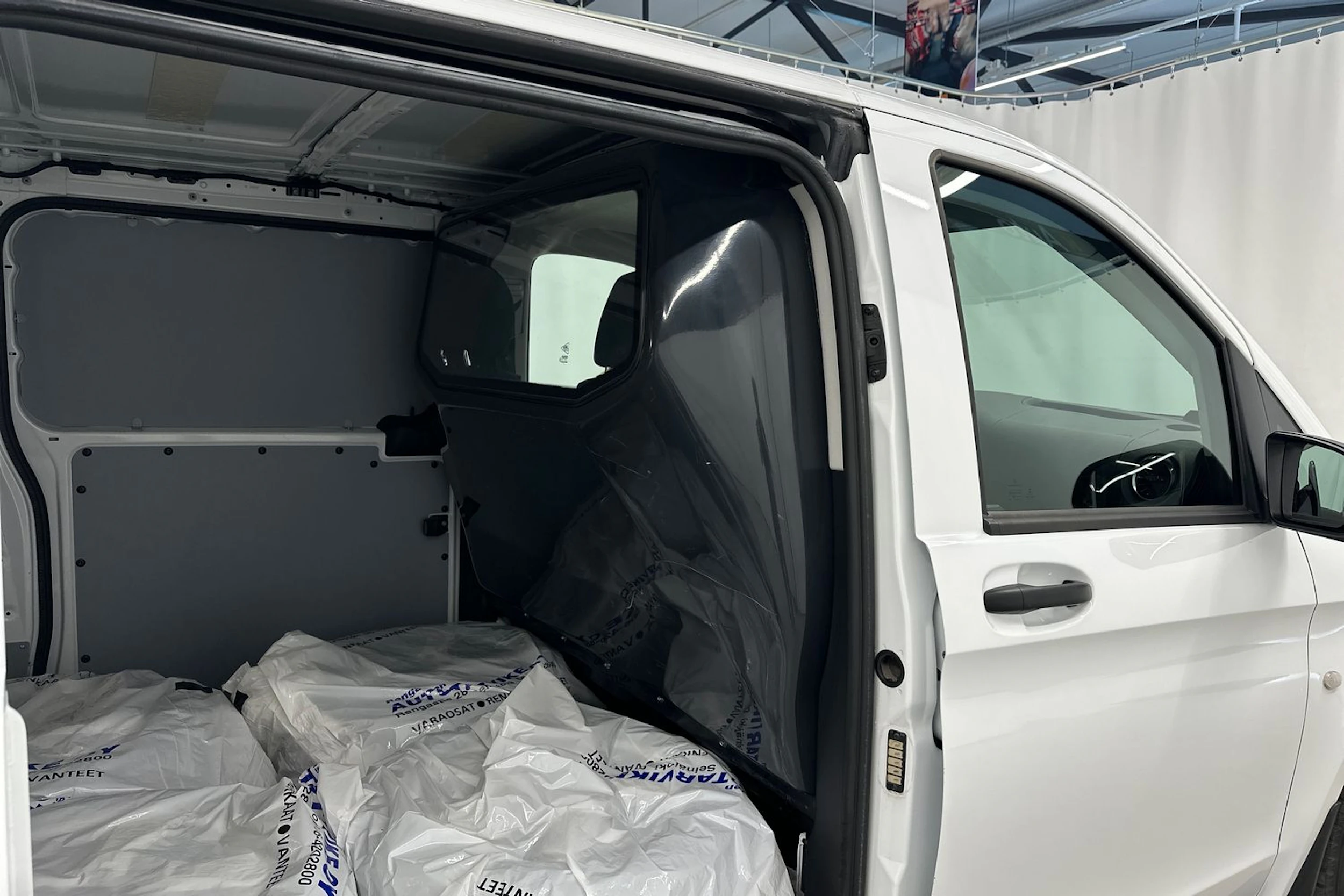 valkoinen Mercedes-Benz Vito 2020 kuva 28.