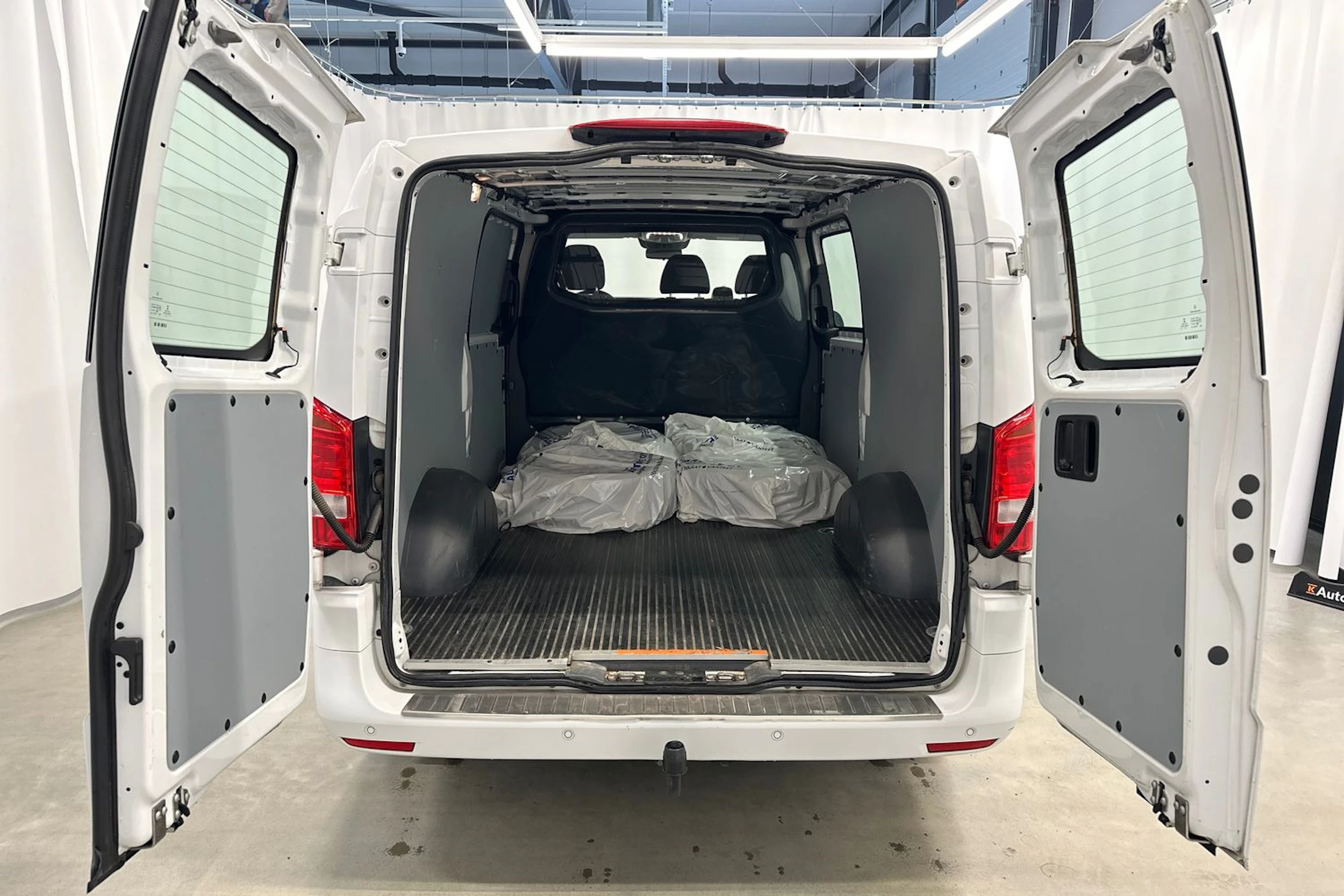 valkoinen Mercedes-Benz Vito 2020 kuva 29.