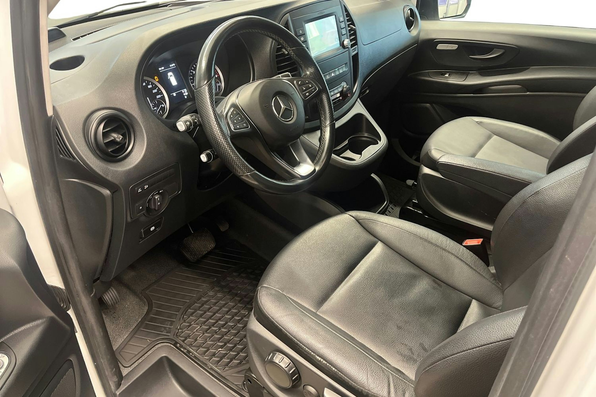 valkoinen Mercedes-Benz Vito 2020 kuva 7.
