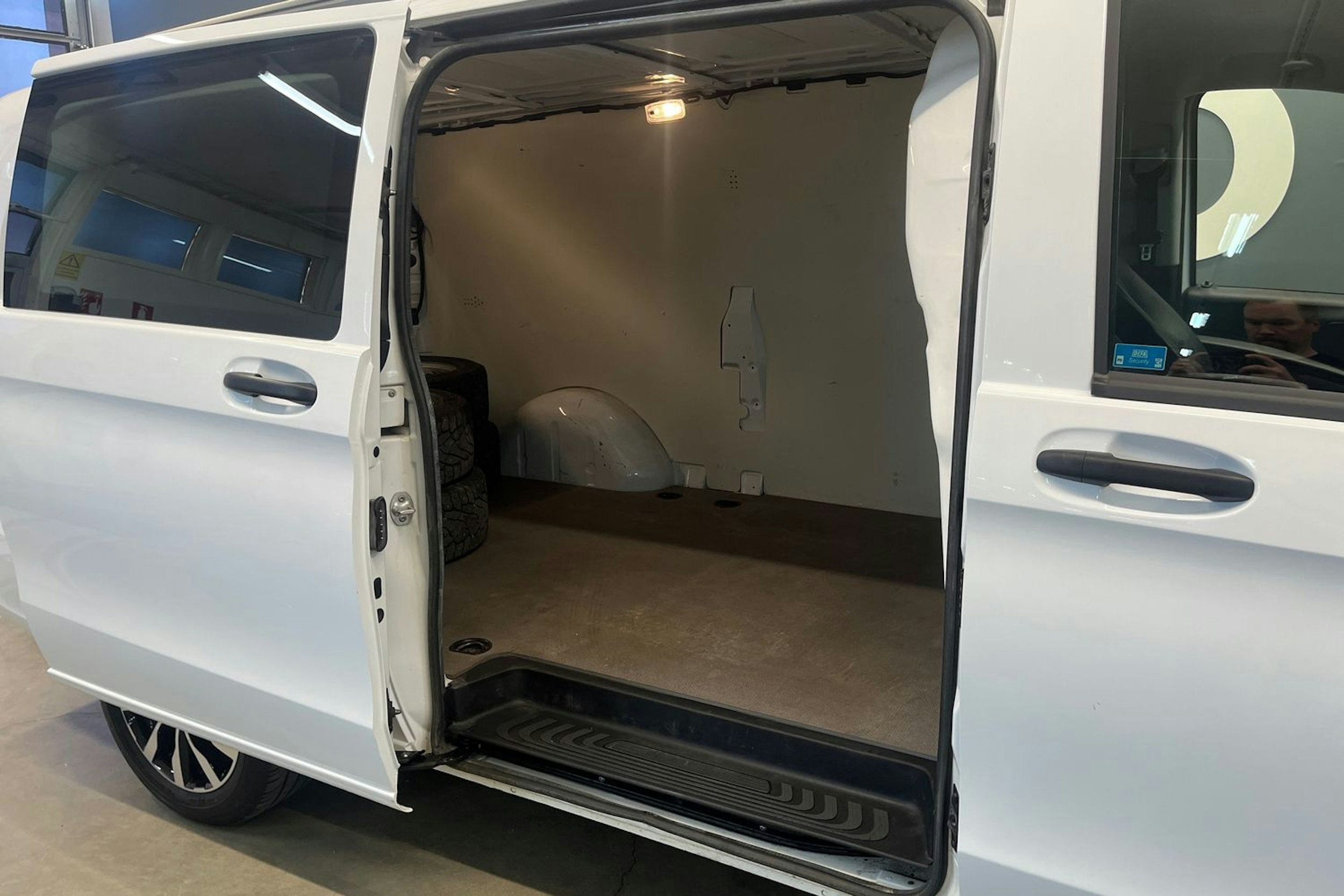 valkoinen Mercedes-Benz Vito 2020 kuva 18.