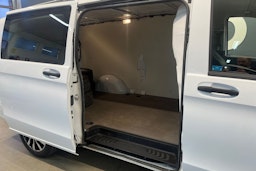 valkoinen Mercedes-Benz Vito 2020 kuva 18.