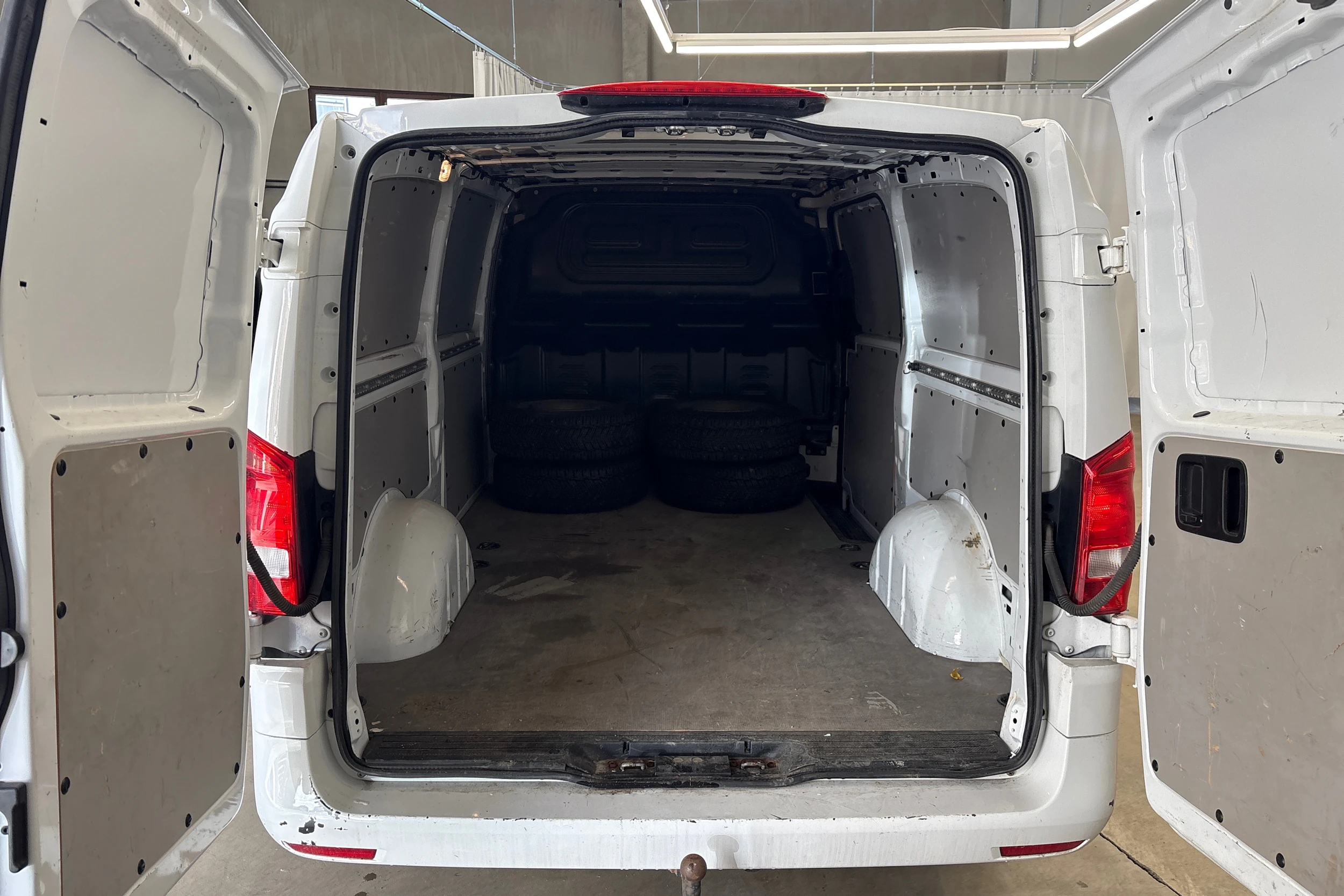 valkoinen Mercedes-Benz Vito 2020 kuva 6.