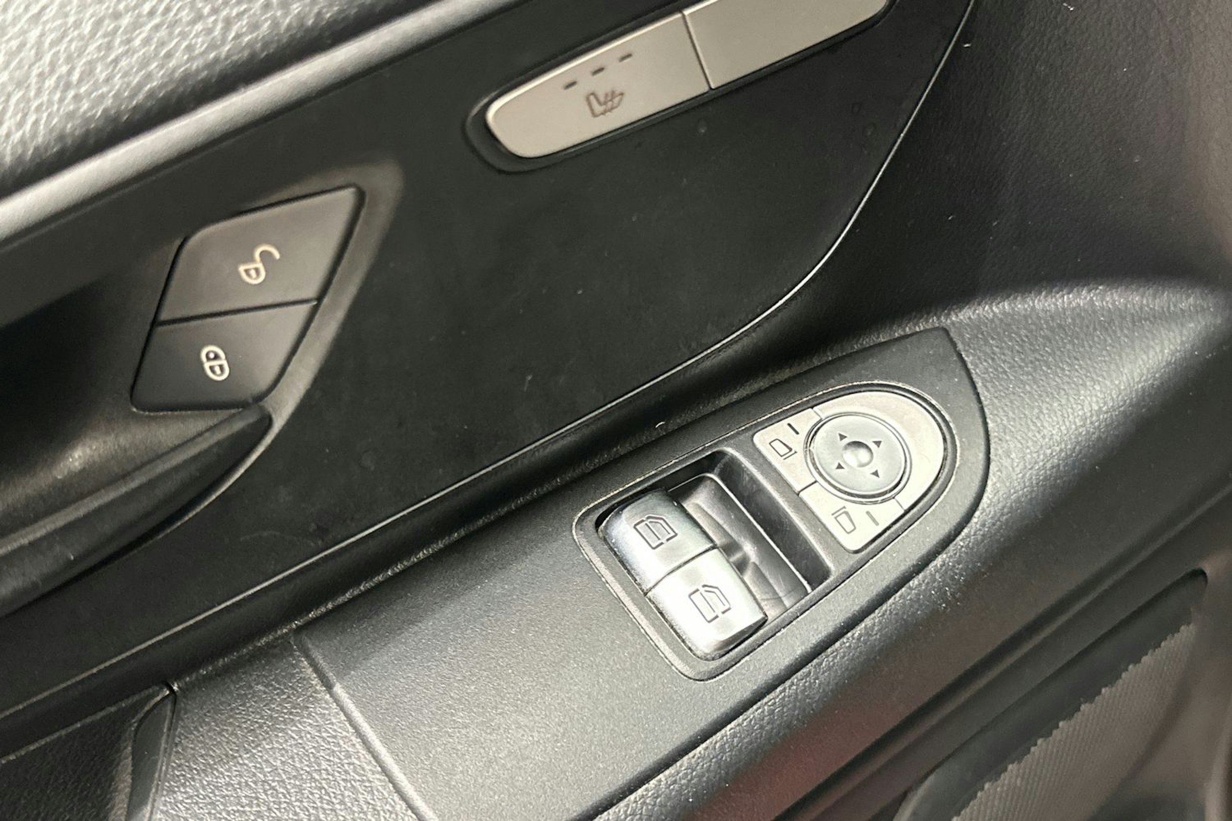 punainen Mercedes-Benz Vito 2020 kuva 14.