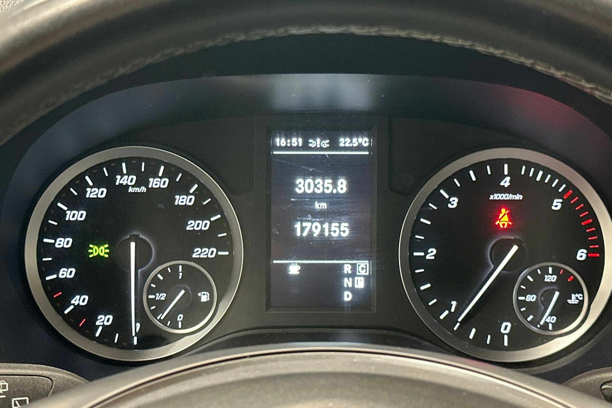 punainen Mercedes-Benz Vito 2020 kuva 16.