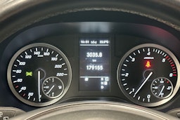 punainen Mercedes-Benz Vito 2020 kuva 16.
