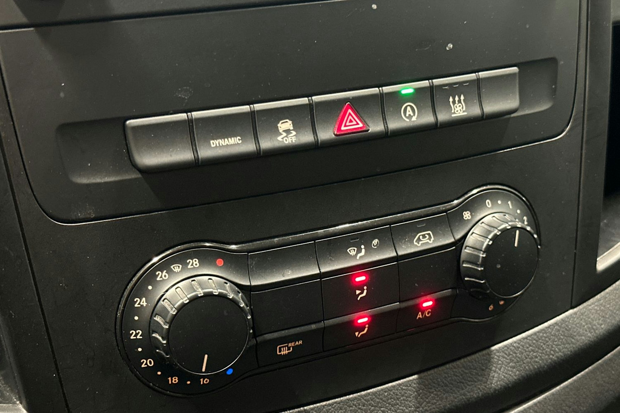 punainen Mercedes-Benz Vito 2020 kuva 24.