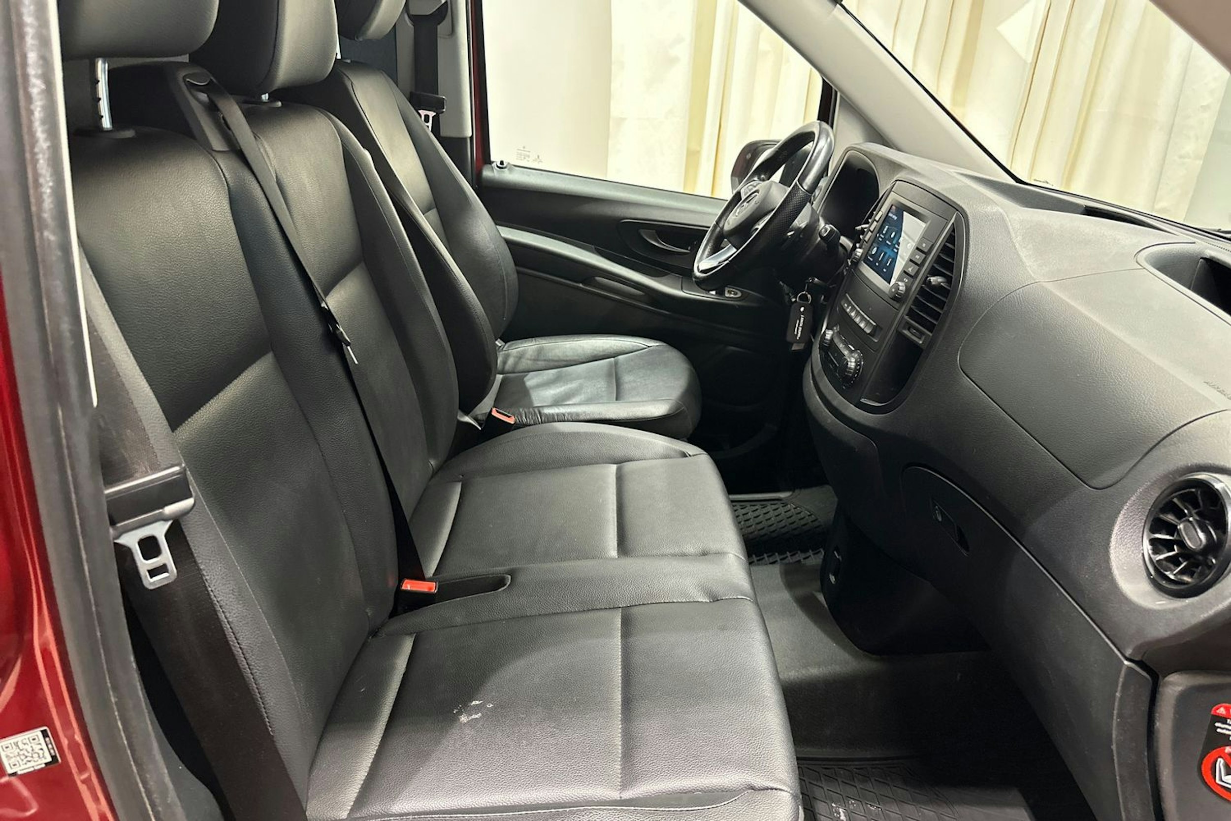 punainen Mercedes-Benz Vito 2020 kuva 25.