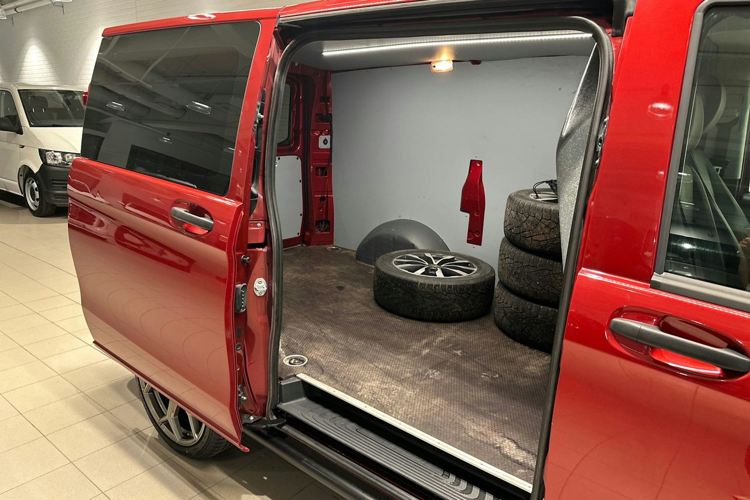 punainen Mercedes-Benz Vito 2020 kuva 26.