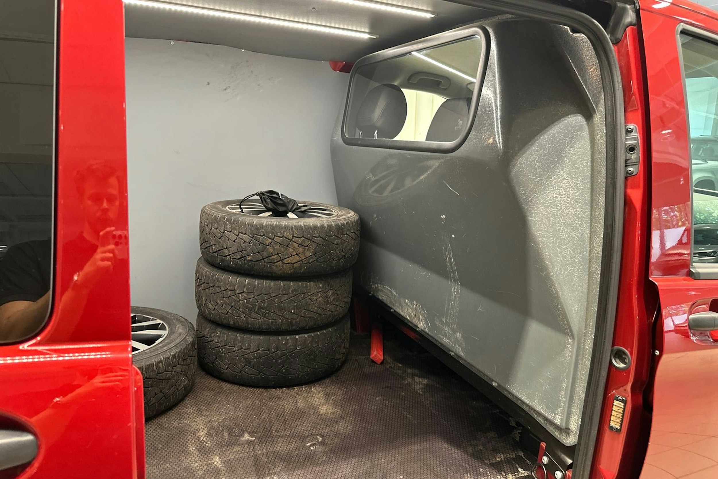 punainen Mercedes-Benz Vito 2020 kuva 27.