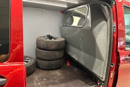 punainen Mercedes-Benz Vito 2020 kuva 27.