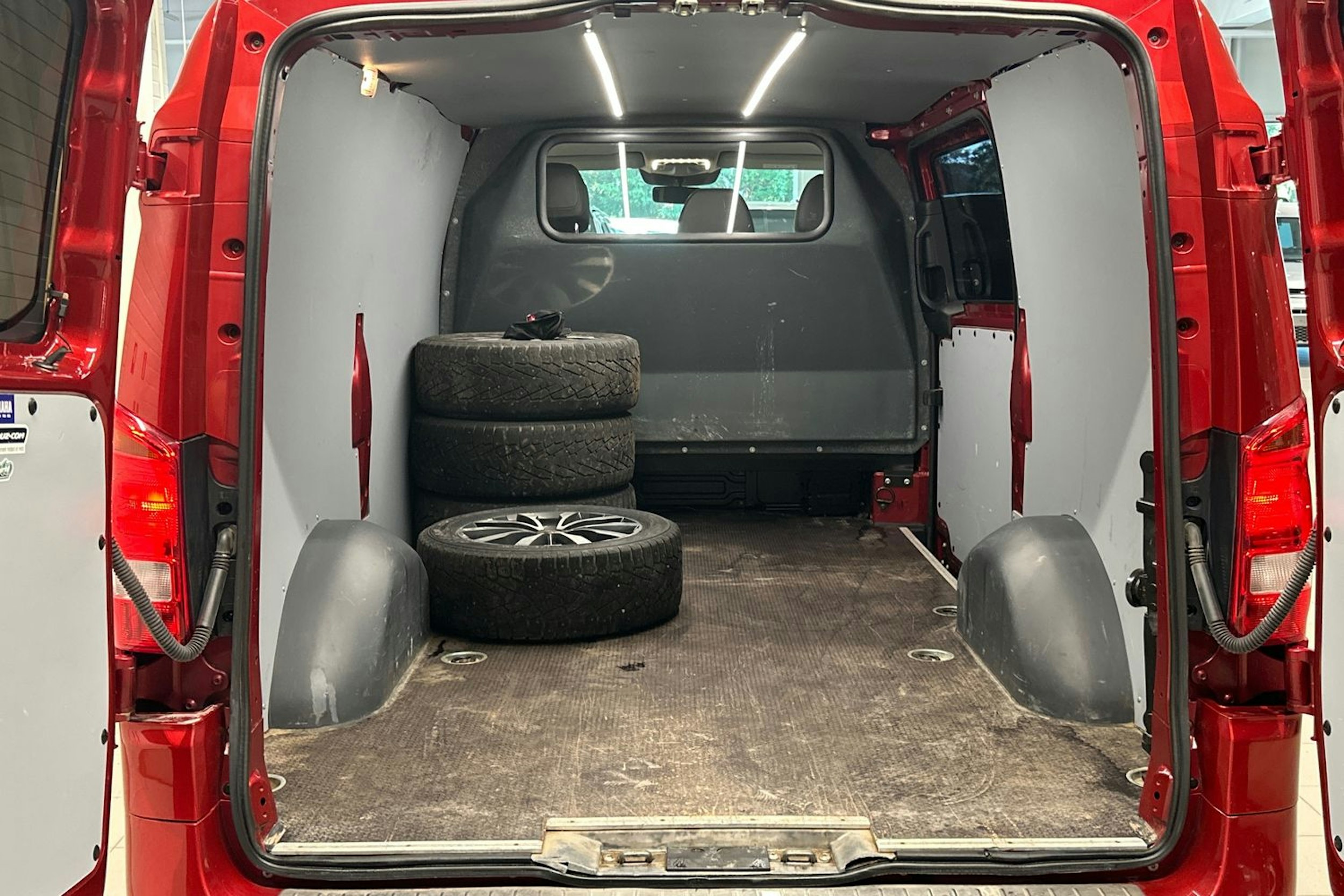 punainen Mercedes-Benz Vito 2020 kuva 29.