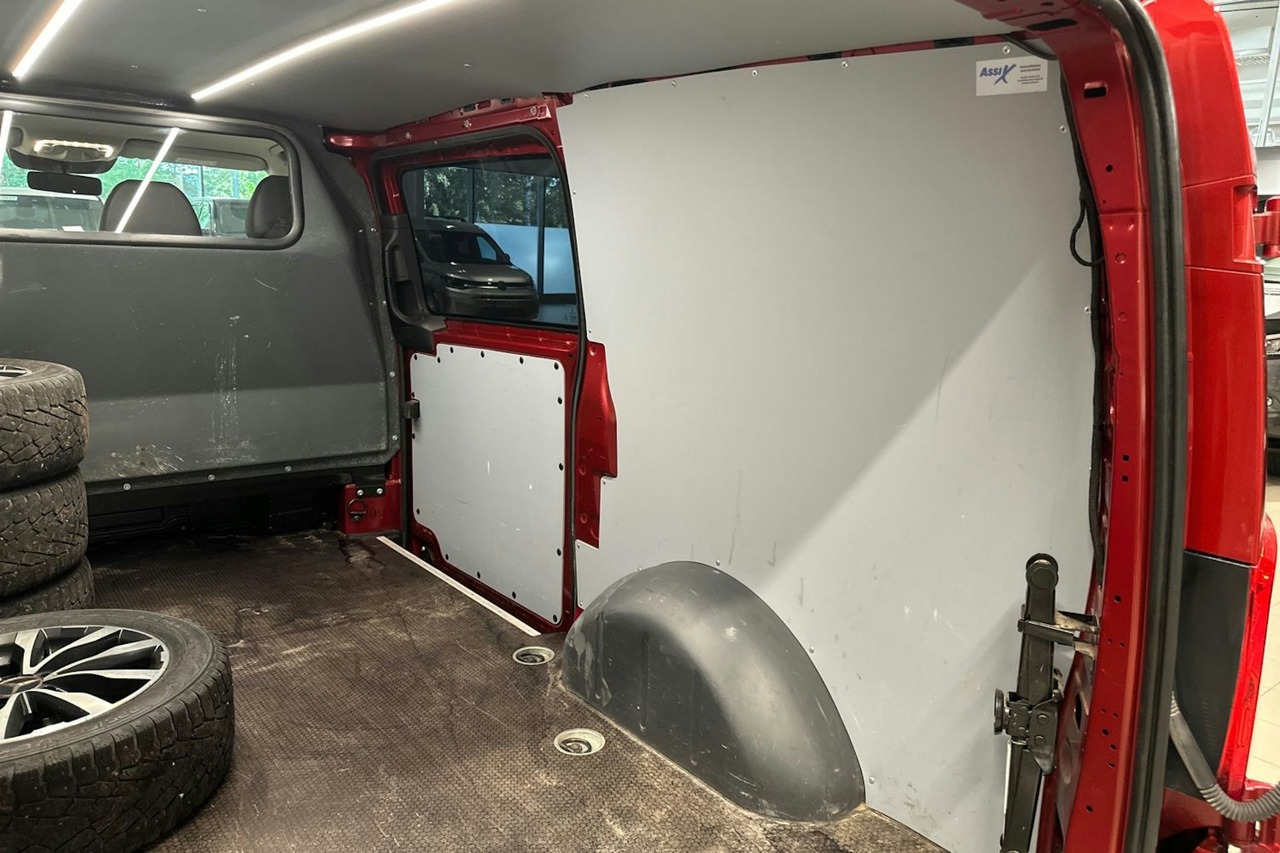 punainen Mercedes-Benz Vito 2020 kuva 30.