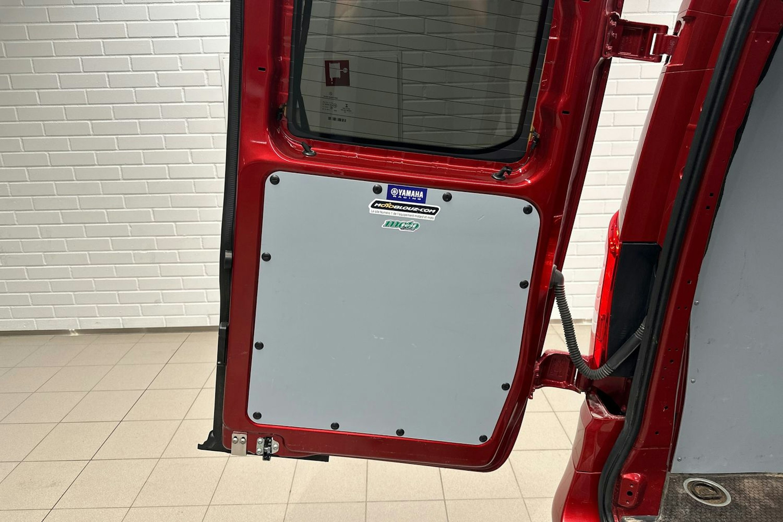 punainen Mercedes-Benz Vito 2020 kuva 32.
