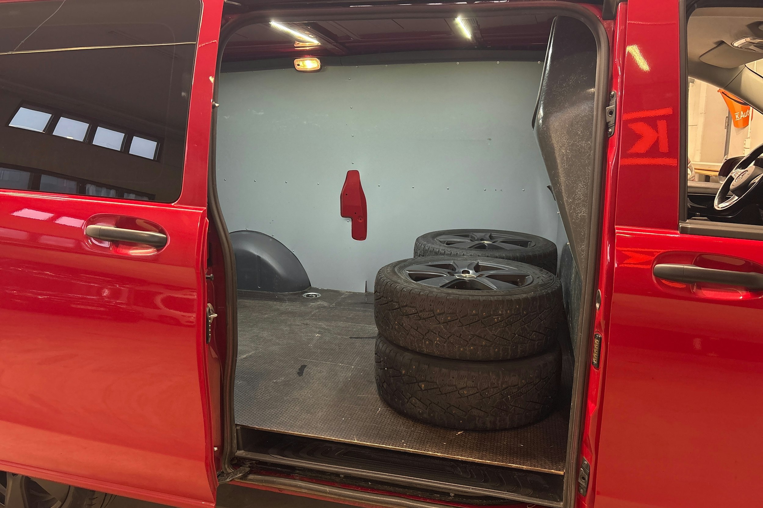 punainen Mercedes-Benz Vito 2020 kuva 13.