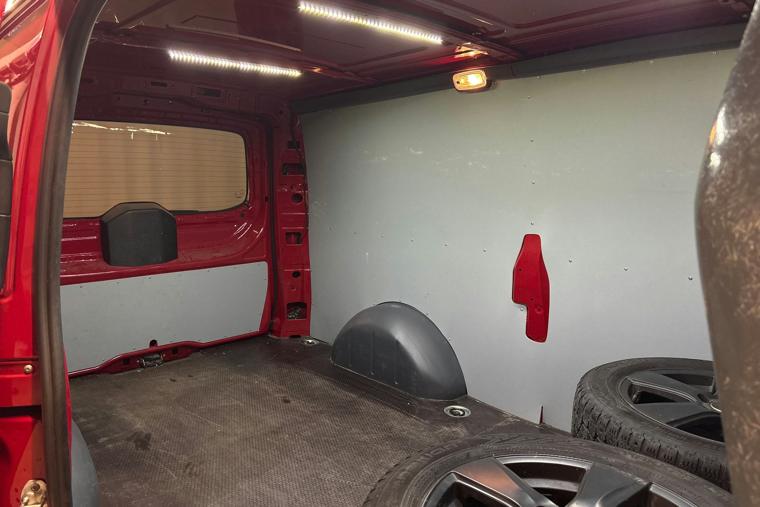 punainen Mercedes-Benz Vito 2020 kuva 15.