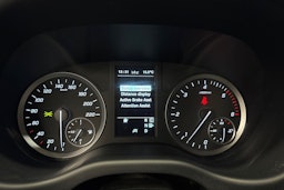 punainen Mercedes-Benz Vito 2020 kuva 18.