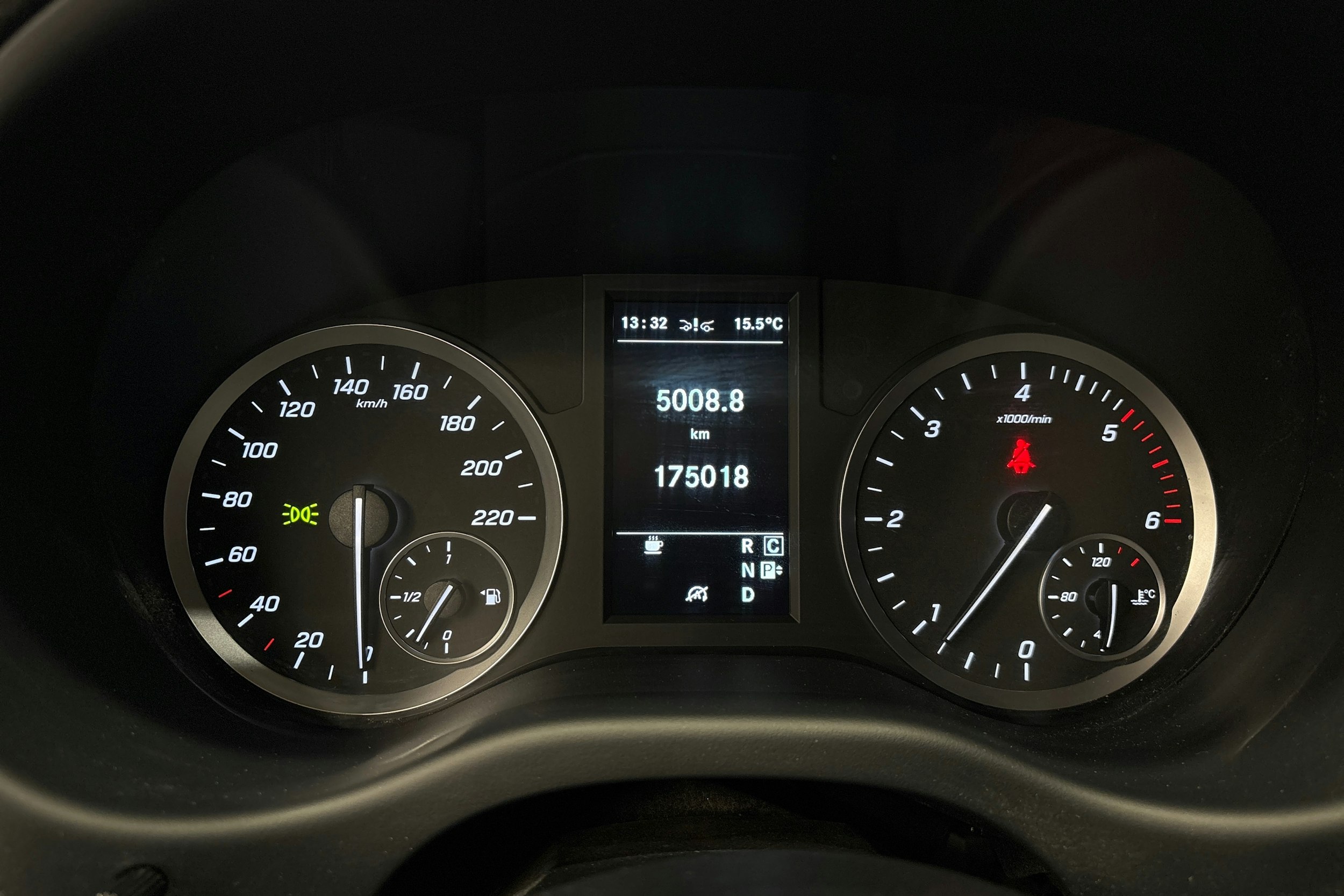 punainen Mercedes-Benz Vito 2020 kuva 19.