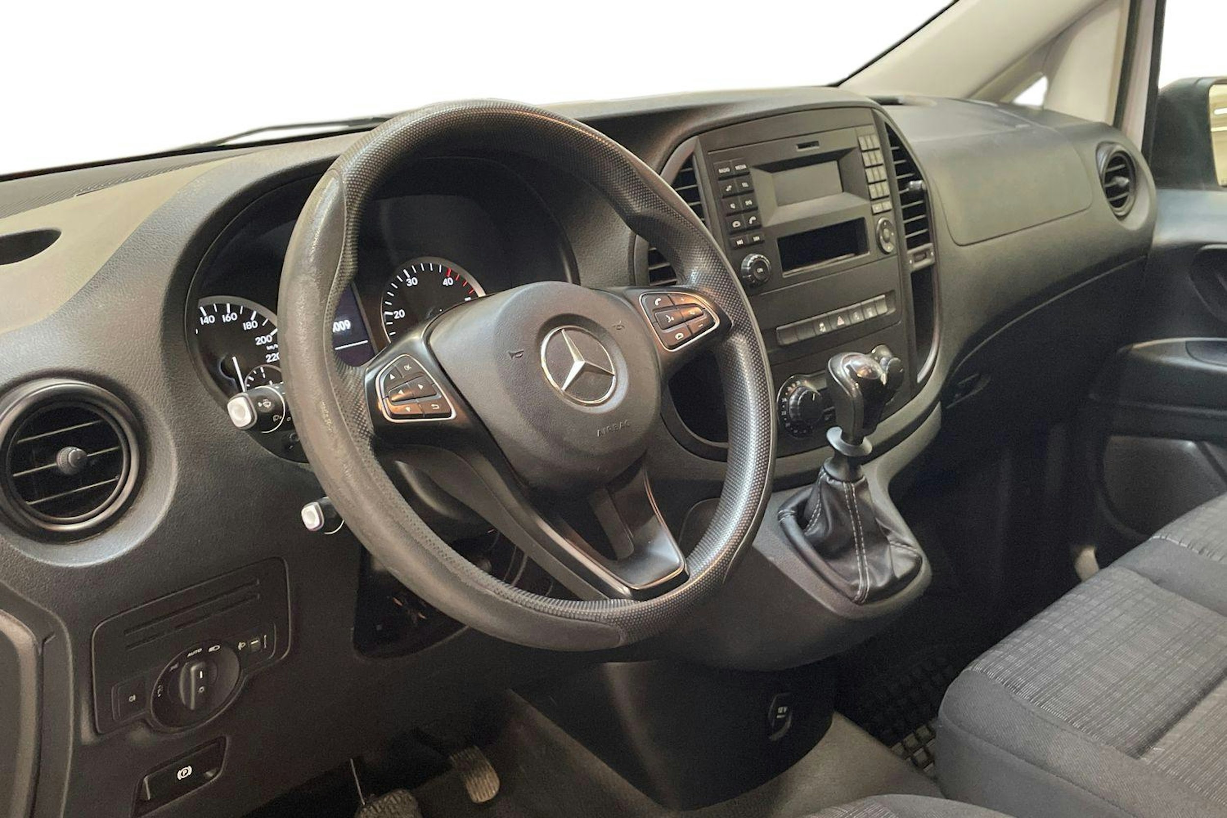 valkoinen Mercedes-Benz Vito 2020 kuva 9.