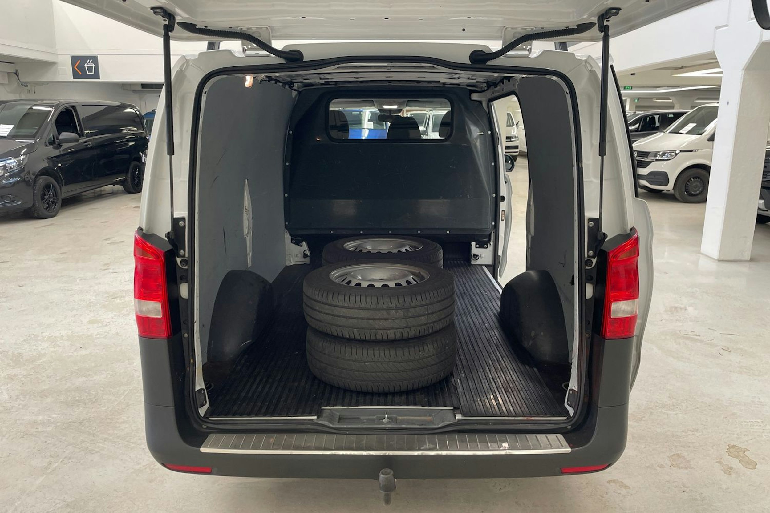 valkoinen Mercedes-Benz Vito 2020 kuva 15.